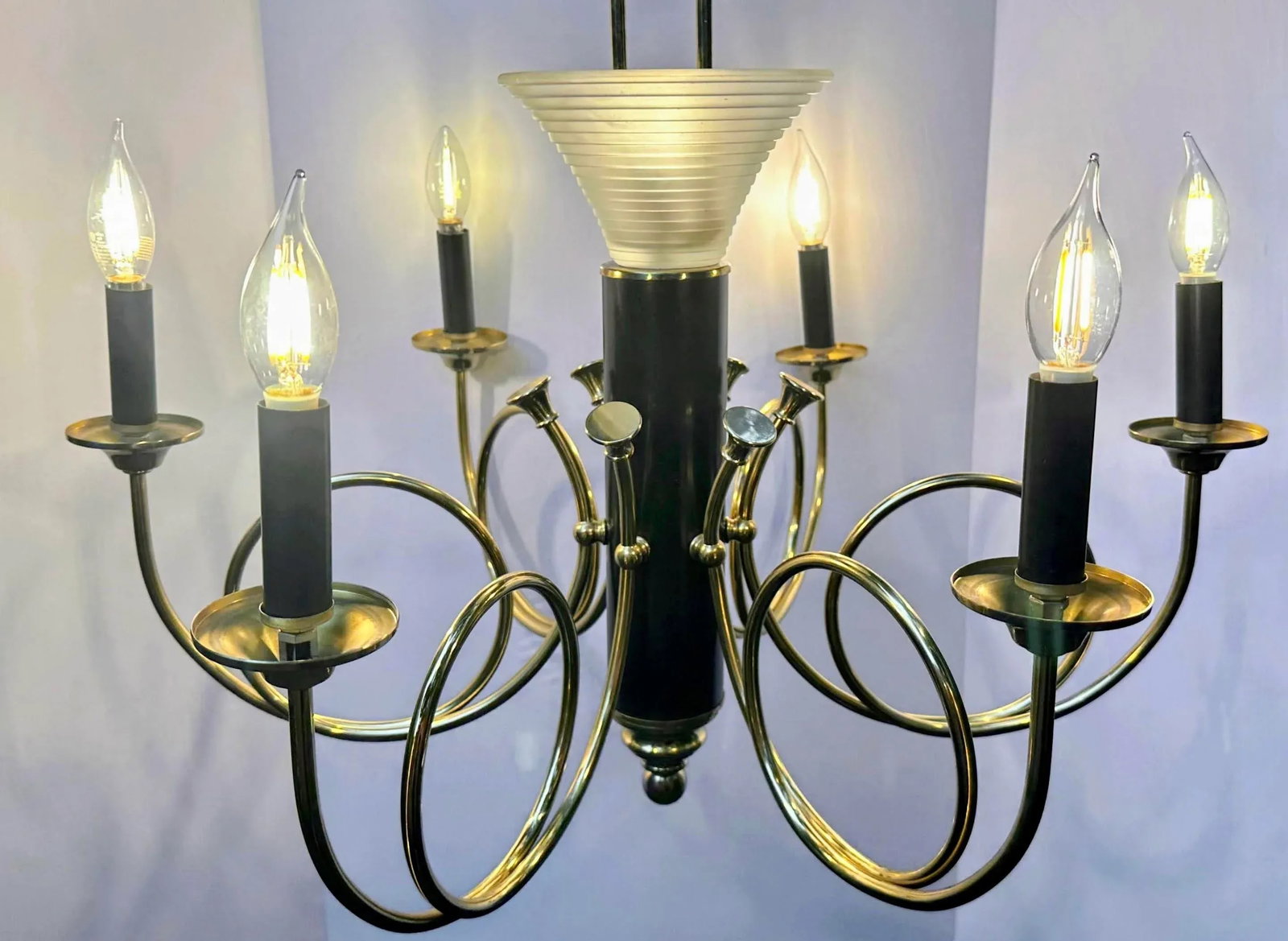 1980s Postmodern 7-Light Brass and Black Enamel French Horn Chandelier - 4