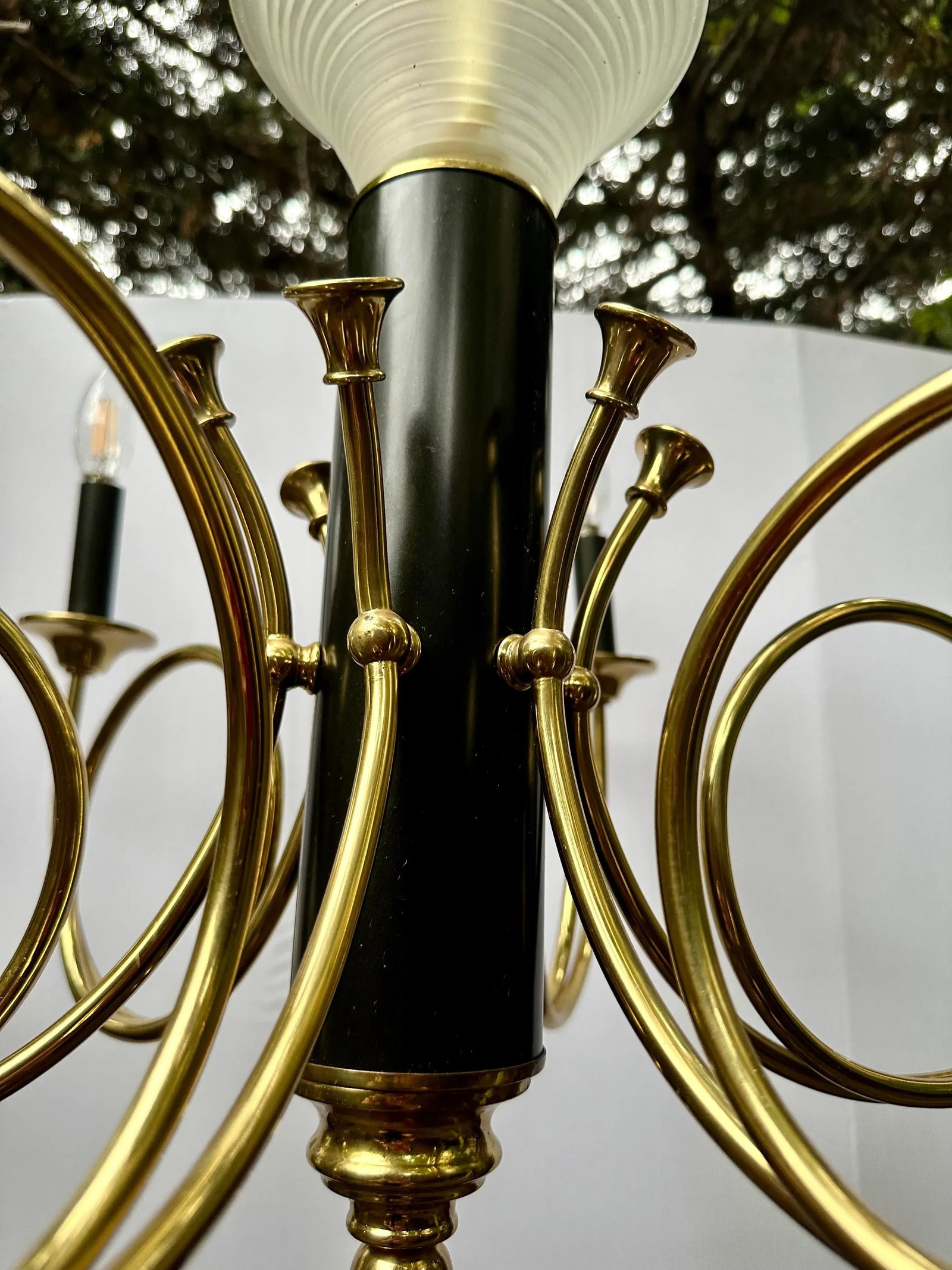 1980s Postmodern 7-Light Brass and Black Enamel French Horn Chandelier - 6