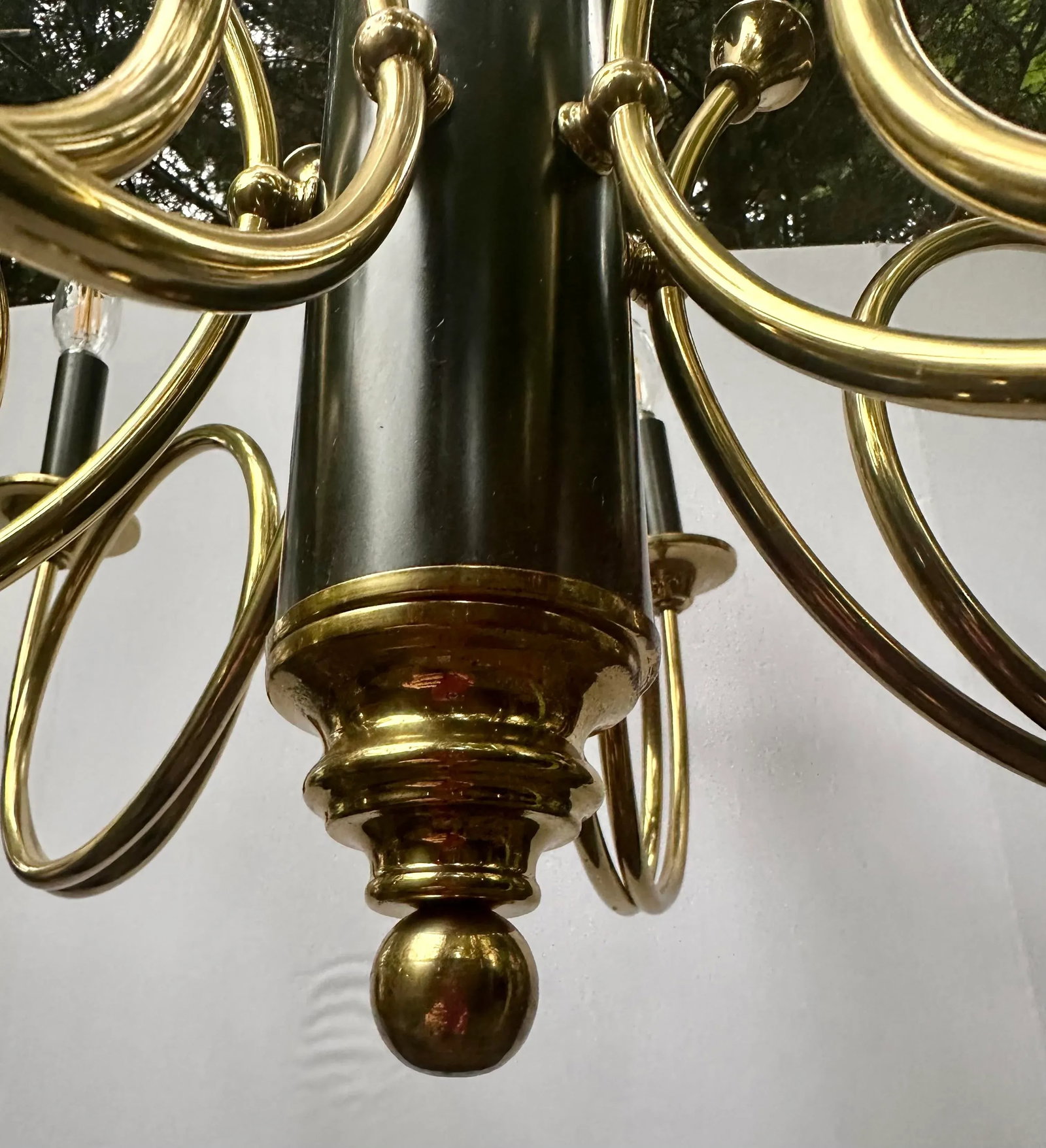 1980s Postmodern 7-Light Brass and Black Enamel French Horn Chandelier - 7