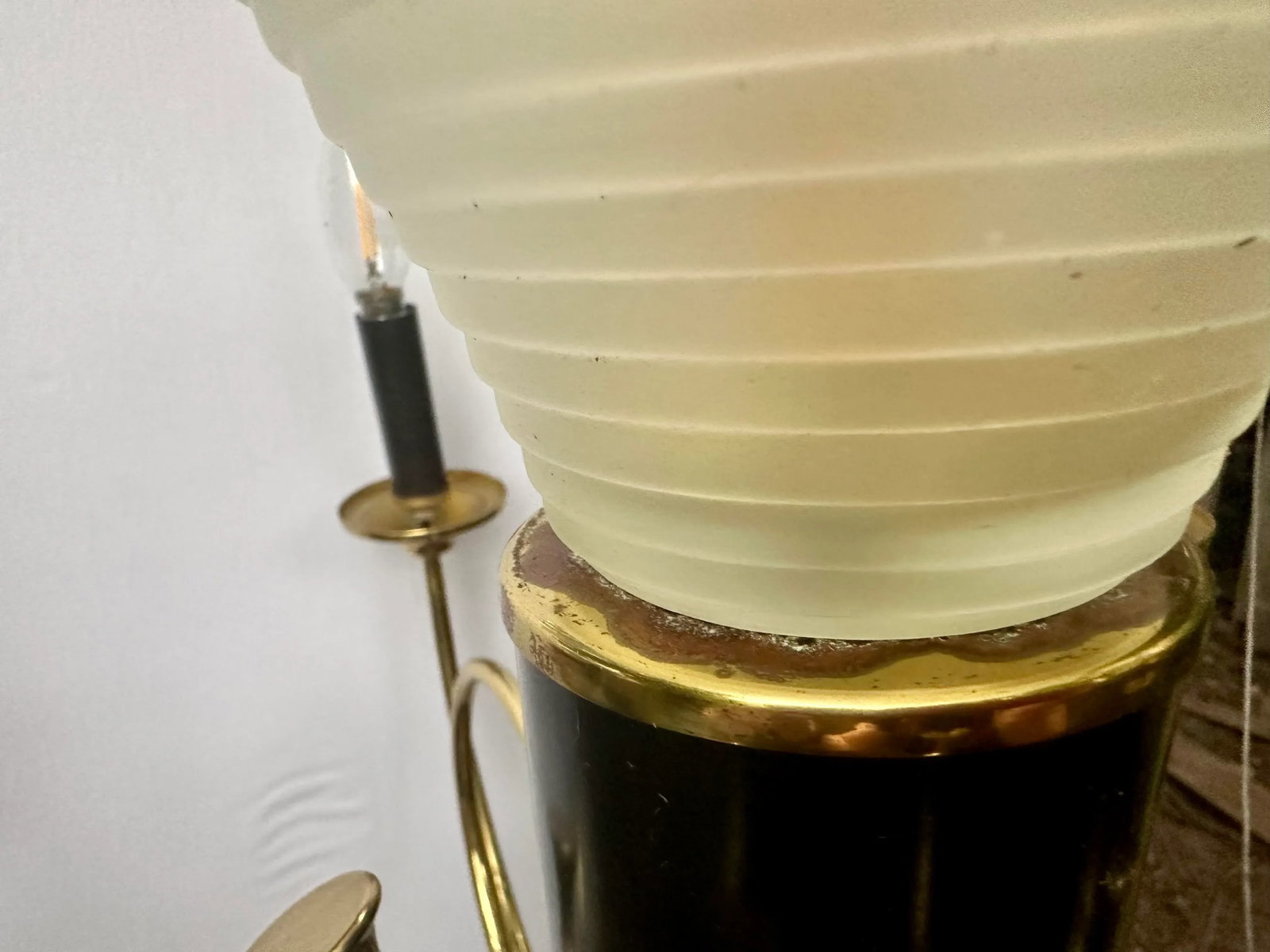 1980s Postmodern 7-Light Brass and Black Enamel French Horn Chandelier - 9