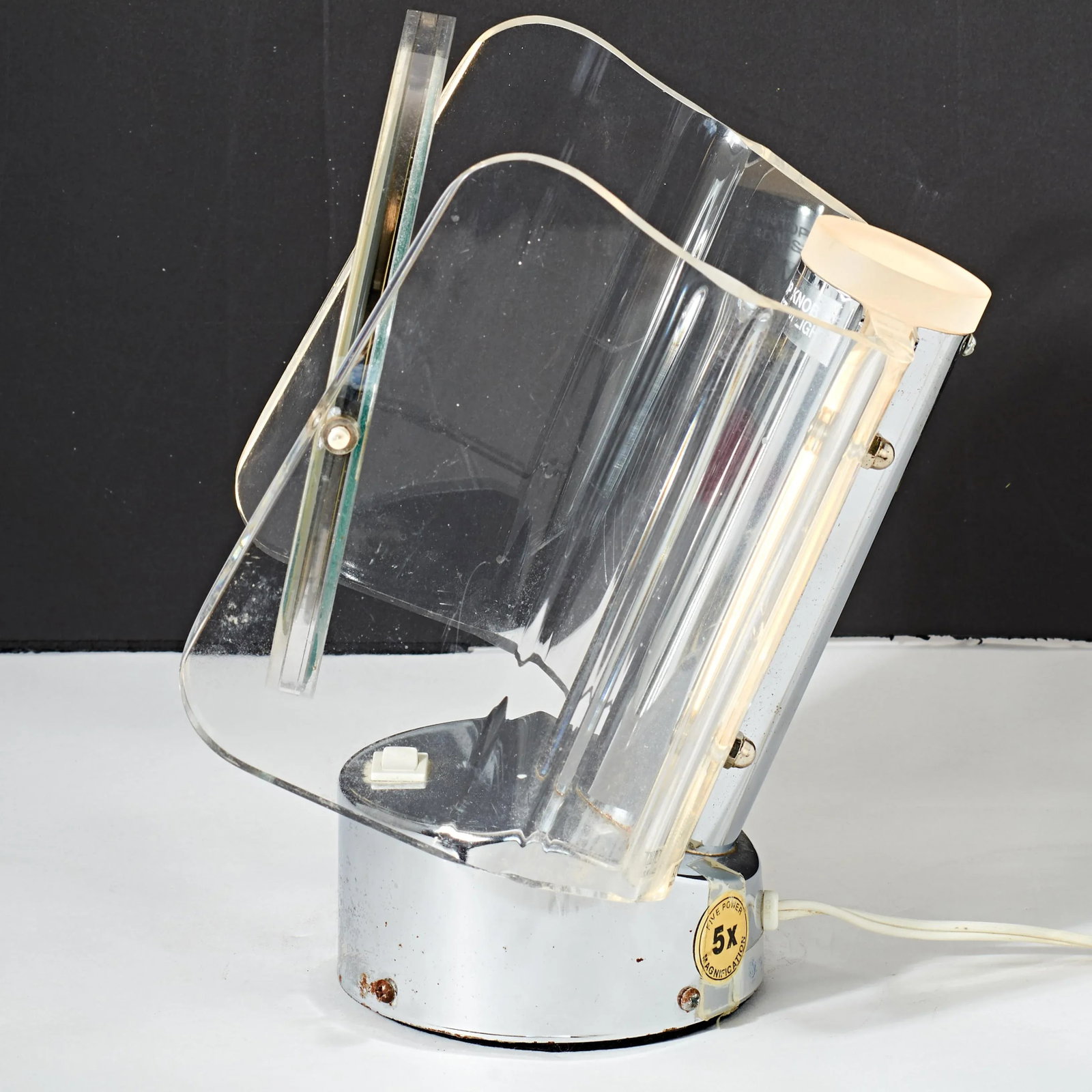Vintage Rialto Chrome and Lucite Mid-Century Modern Lighted Vanity Mirror With Normal and Magnificat - 7