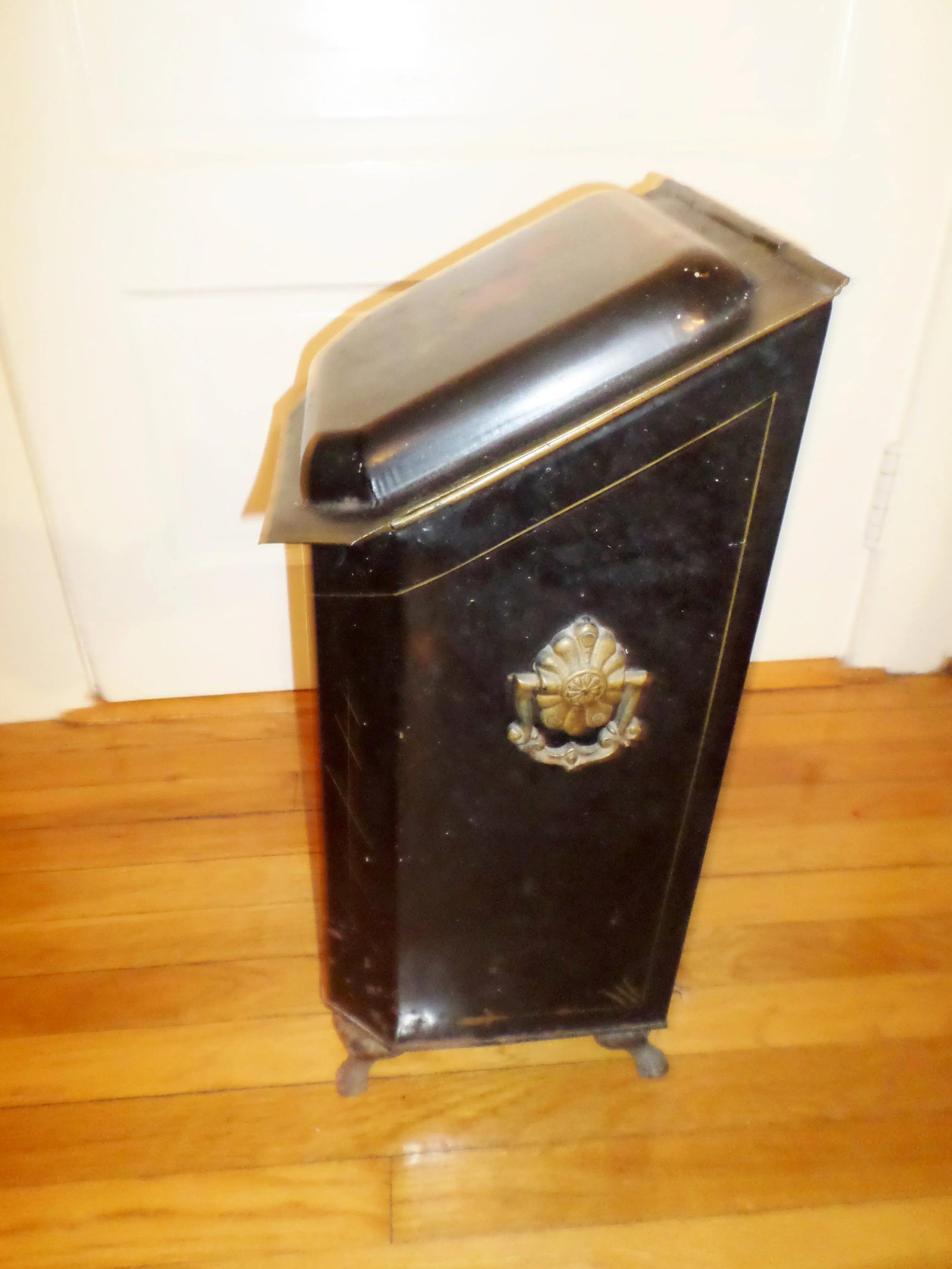Antique Victorian Tole Ware Coal Scuttle Fireplace Box With Hand Painted "Bouquet of Flowers" - 5