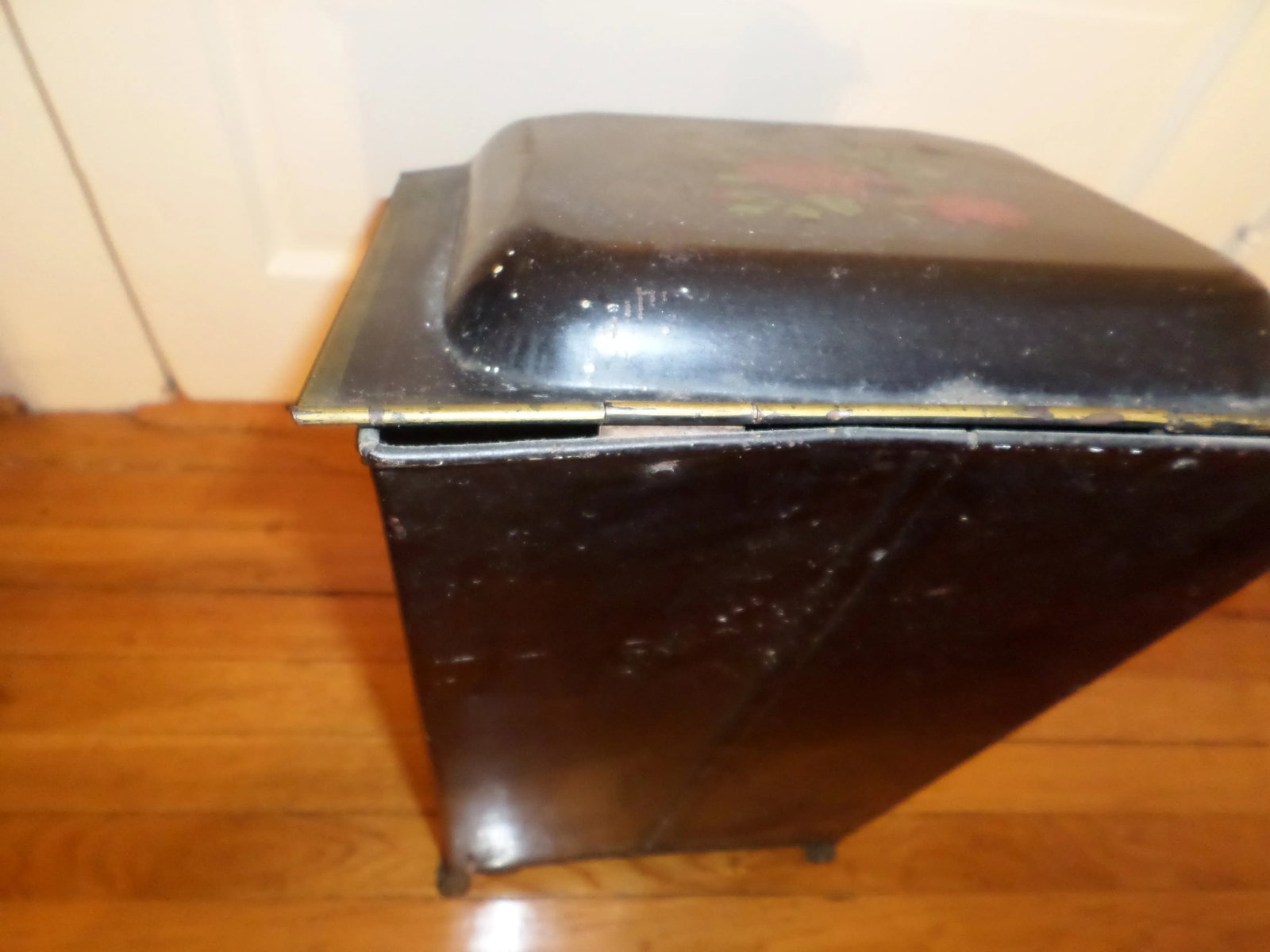 Antique Victorian Tole Ware Coal Scuttle Fireplace Box With Hand Painted "Bouquet of Flowers" - 9
