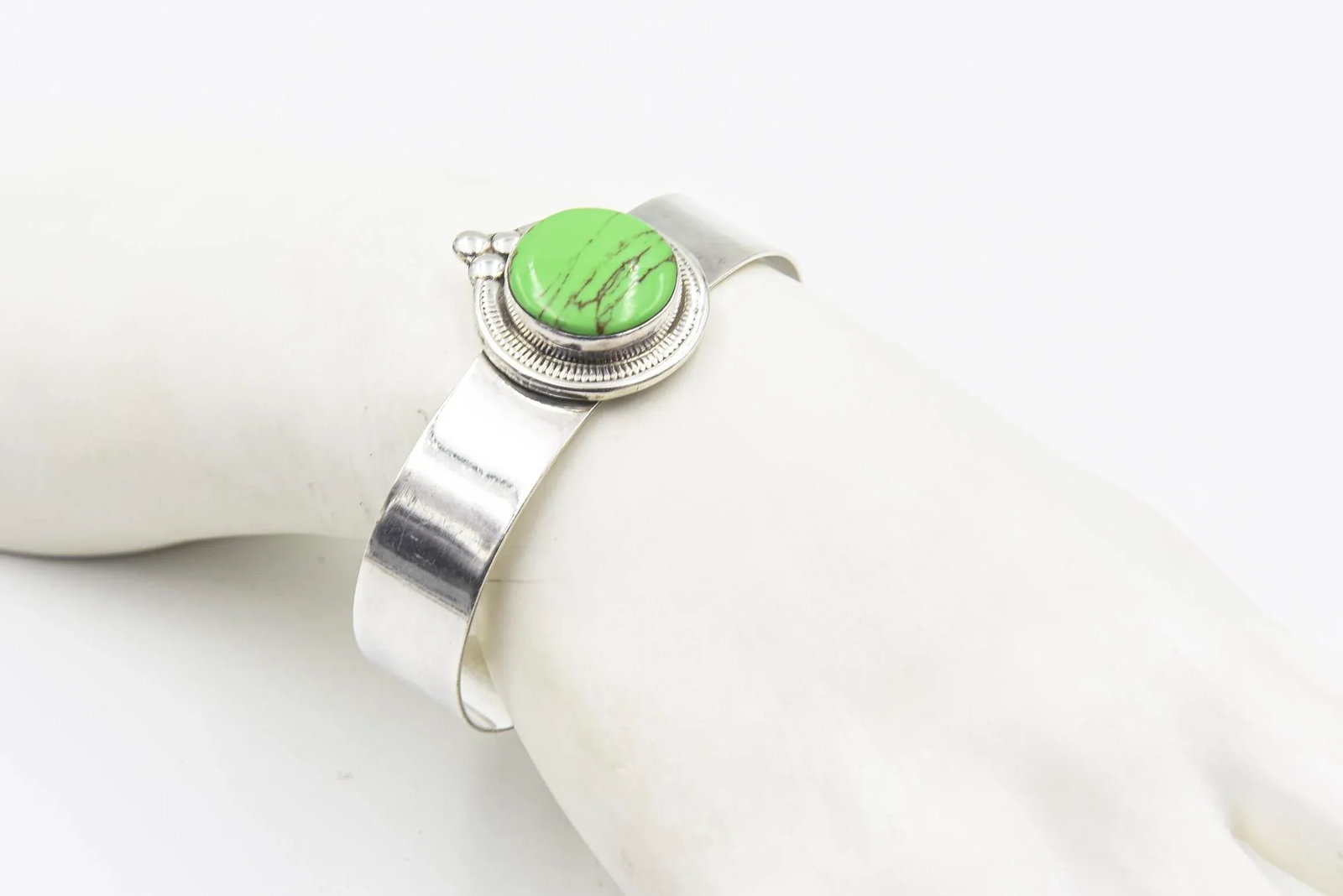 Late 20th Century Mexican Green Gaspeite Sterling Silver Cuff Bracelet - 10