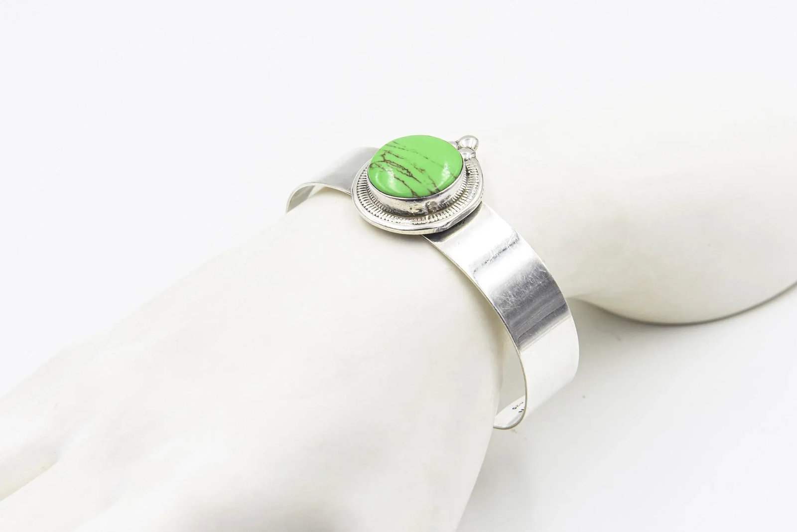 Late 20th Century Mexican Green Gaspeite Sterling Silver Cuff Bracelet - 2