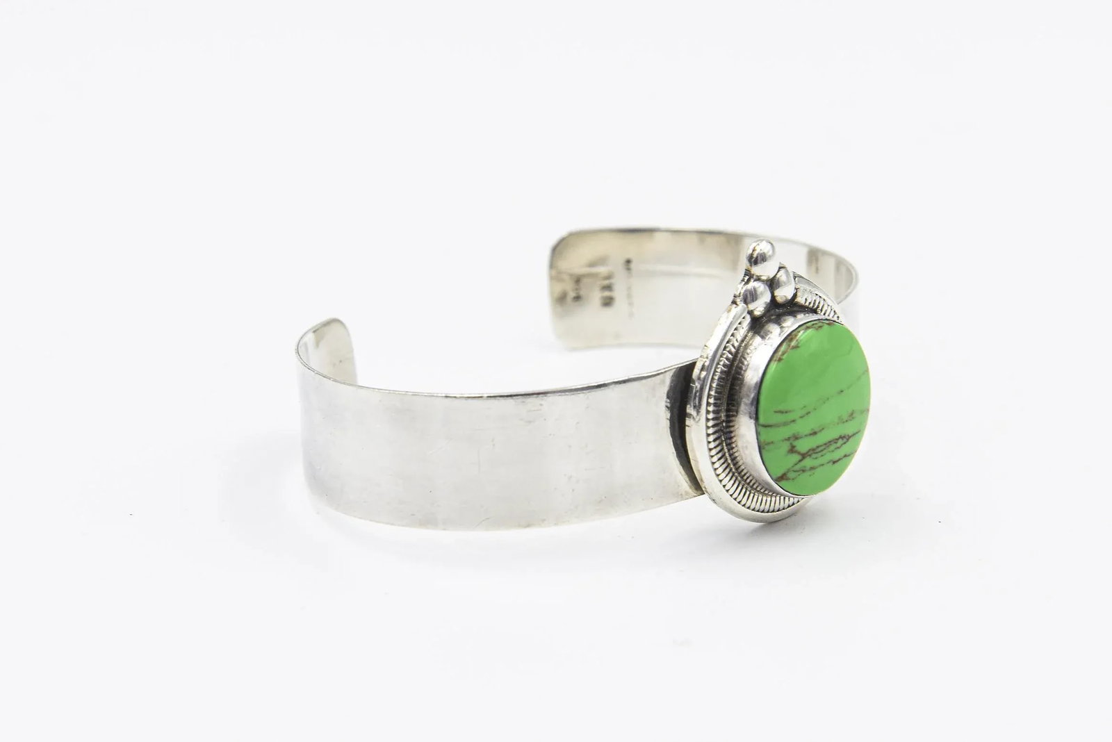 Late 20th Century Mexican Green Gaspeite Sterling Silver Cuff Bracelet - 4