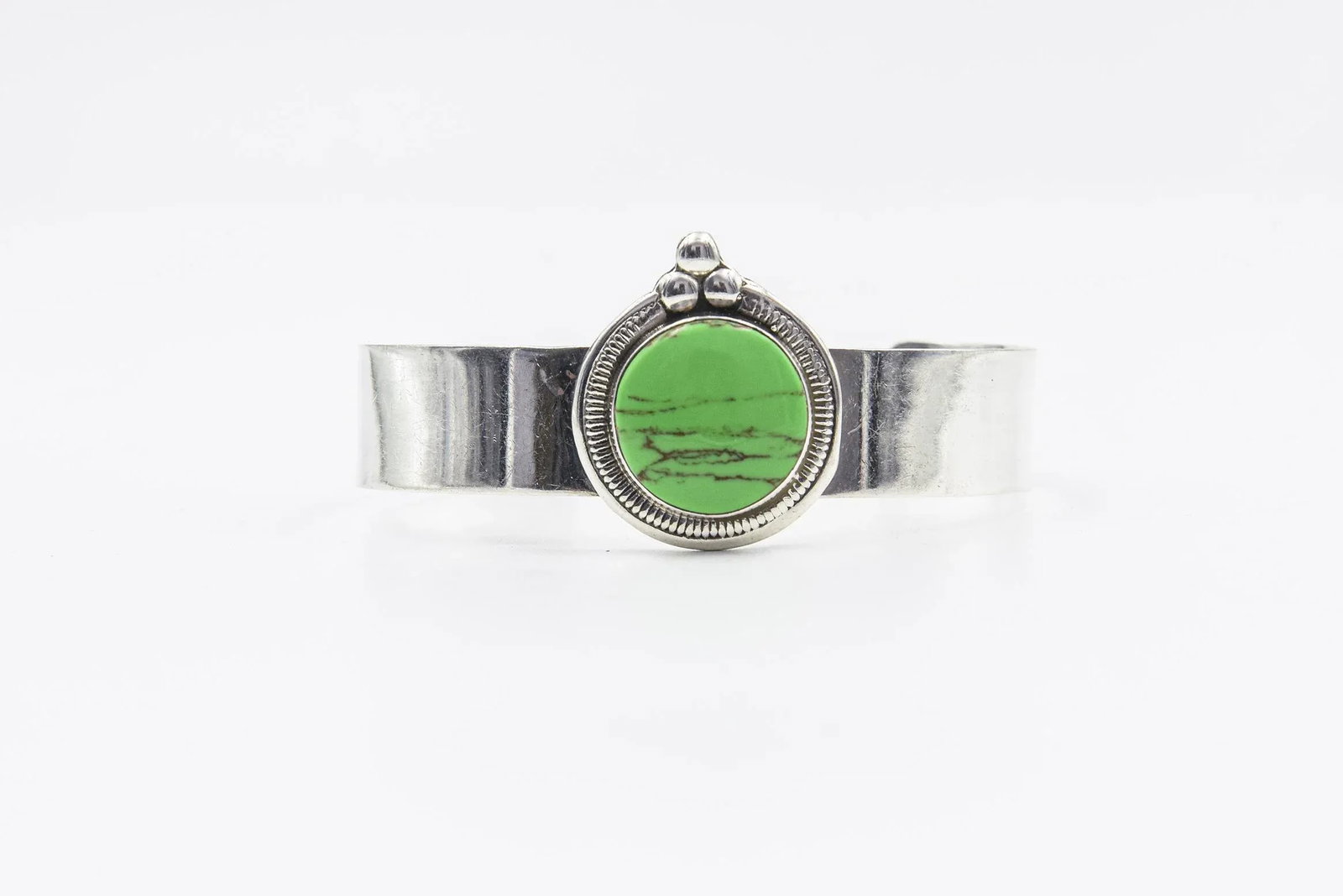Late 20th Century Mexican Green Gaspeite Sterling Silver Cuff Bracelet - 7