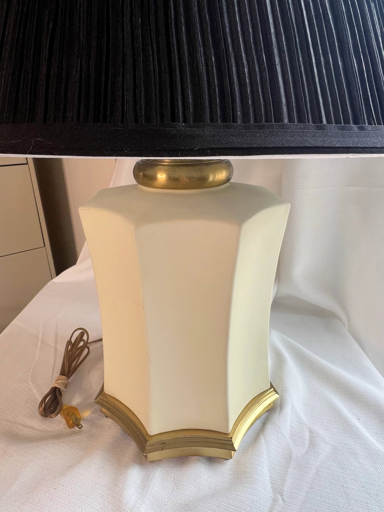Vintage Mid 20th Century Asian Art Deco Chinoiserie Eight Sided Bisque and Brass Lamp With Black Sha - 10