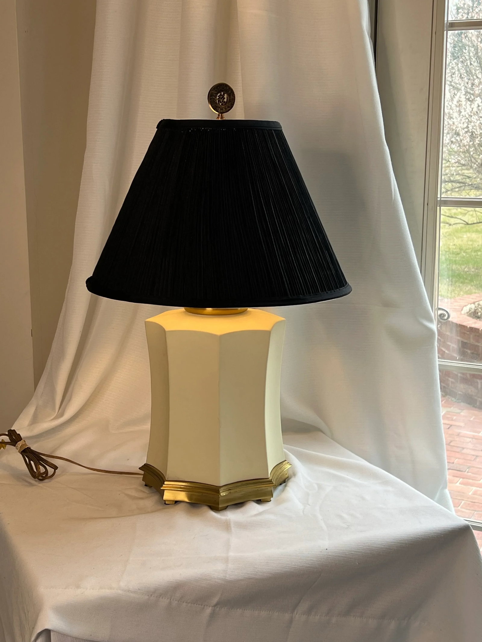 Vintage Mid 20th Century Asian Art Deco Chinoiserie Eight Sided Bisque and Brass Lamp With Black Sha - 11