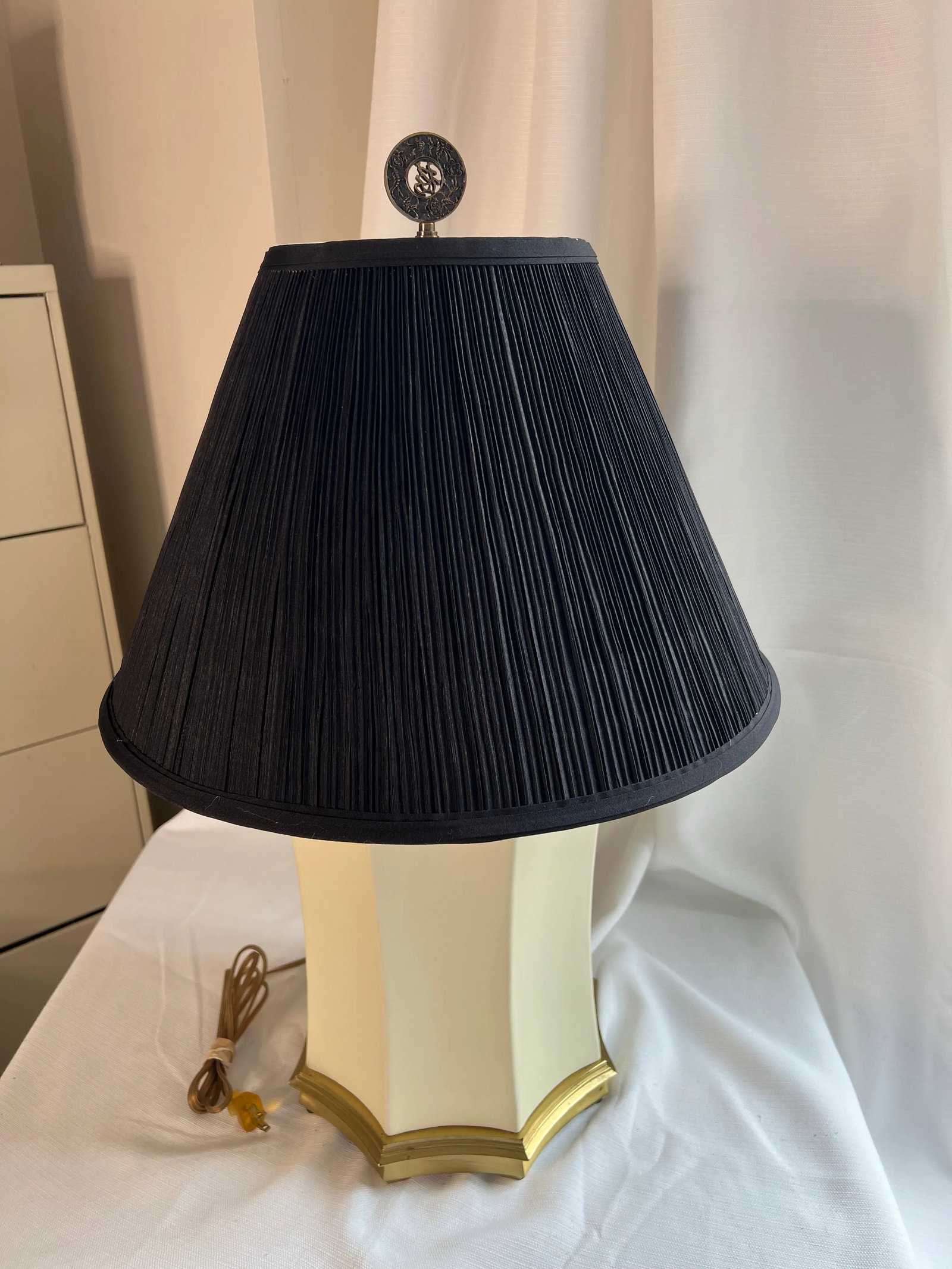 Vintage Mid 20th Century Asian Art Deco Chinoiserie Eight Sided Bisque and Brass Lamp With Black Sha - 3
