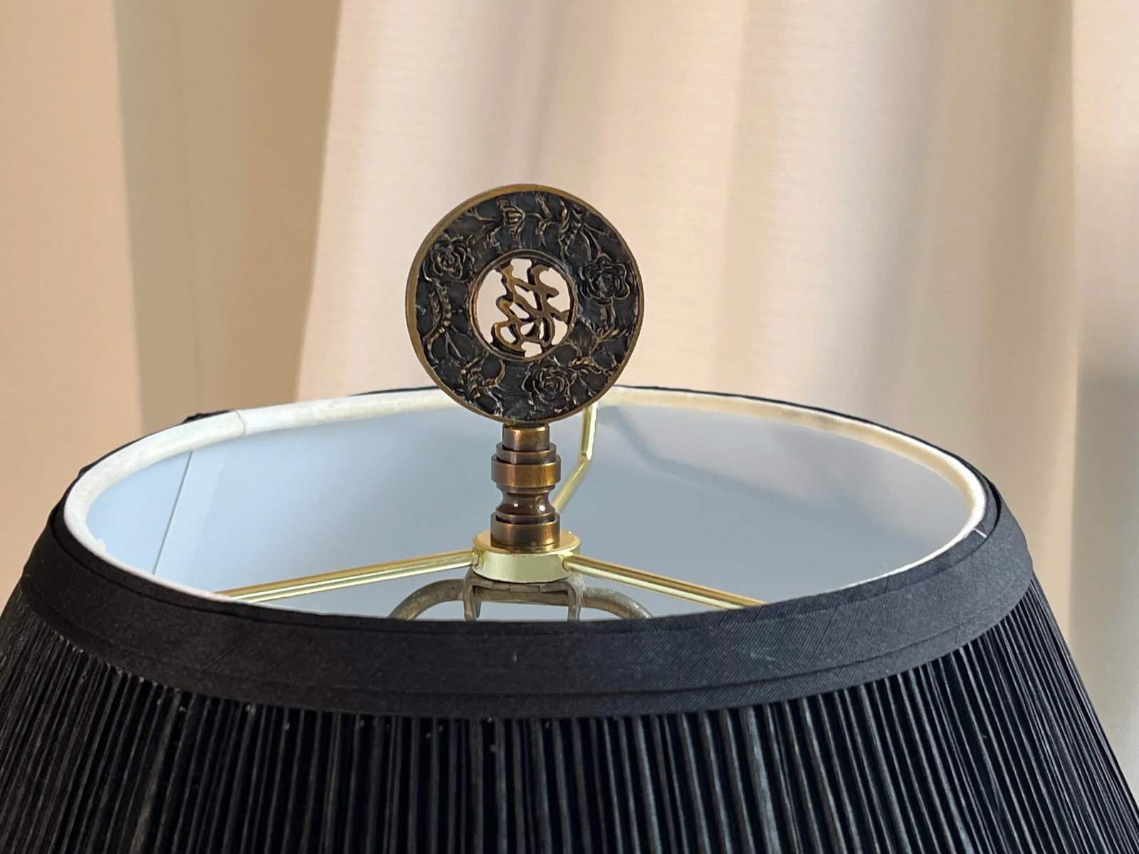 Vintage Mid 20th Century Asian Art Deco Chinoiserie Eight Sided Bisque and Brass Lamp With Black Sha - 4