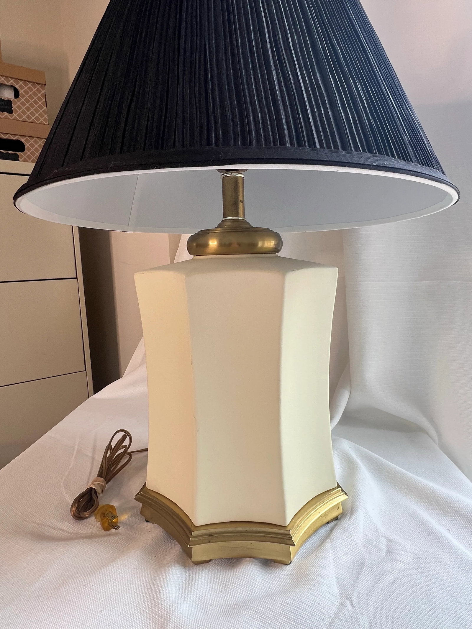 Vintage Mid 20th Century Asian Art Deco Chinoiserie Eight Sided Bisque and Brass Lamp With Black Sha - 7