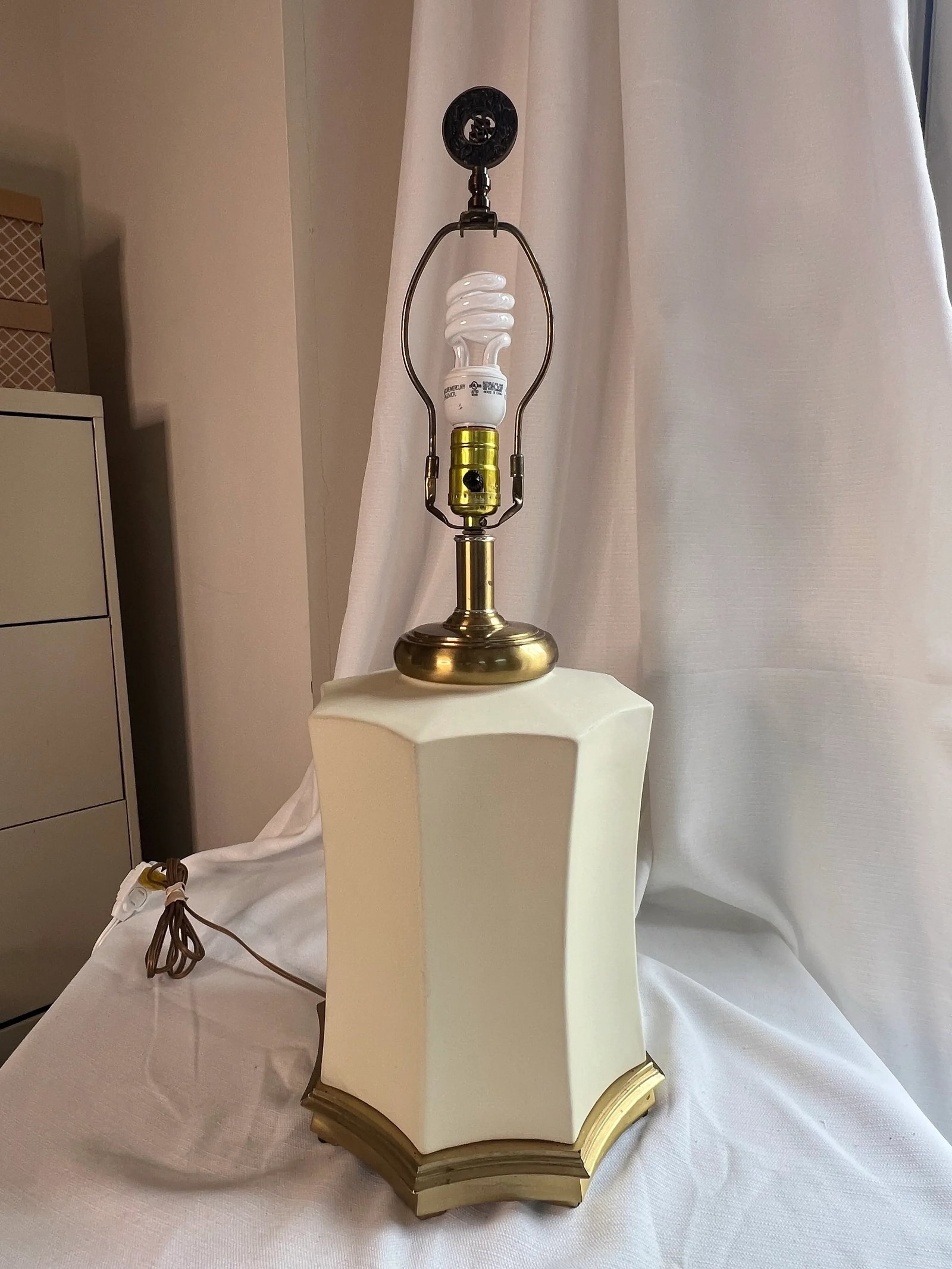 Vintage Mid 20th Century Asian Art Deco Chinoiserie Eight Sided Bisque and Brass Lamp With Black Sha - 9