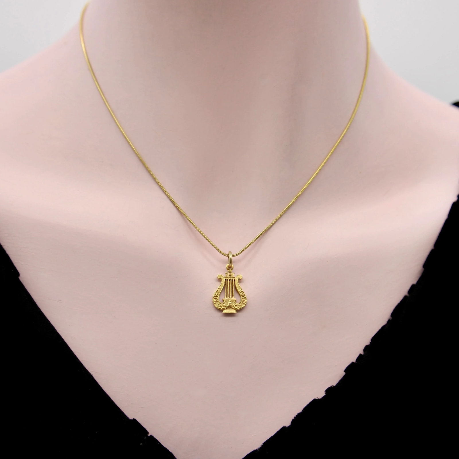 Late 19th Century Victorian 14k Gold Lyre Pendant Charm - 2