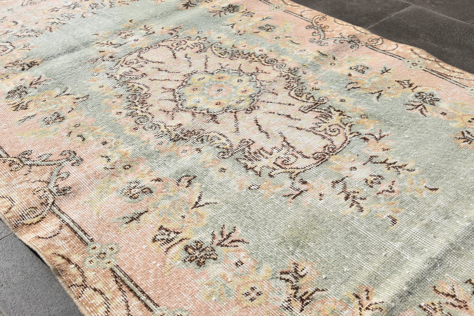 1960s Turkish Vintage Mint Handmade Floral Desing Wool Area Rug - 3