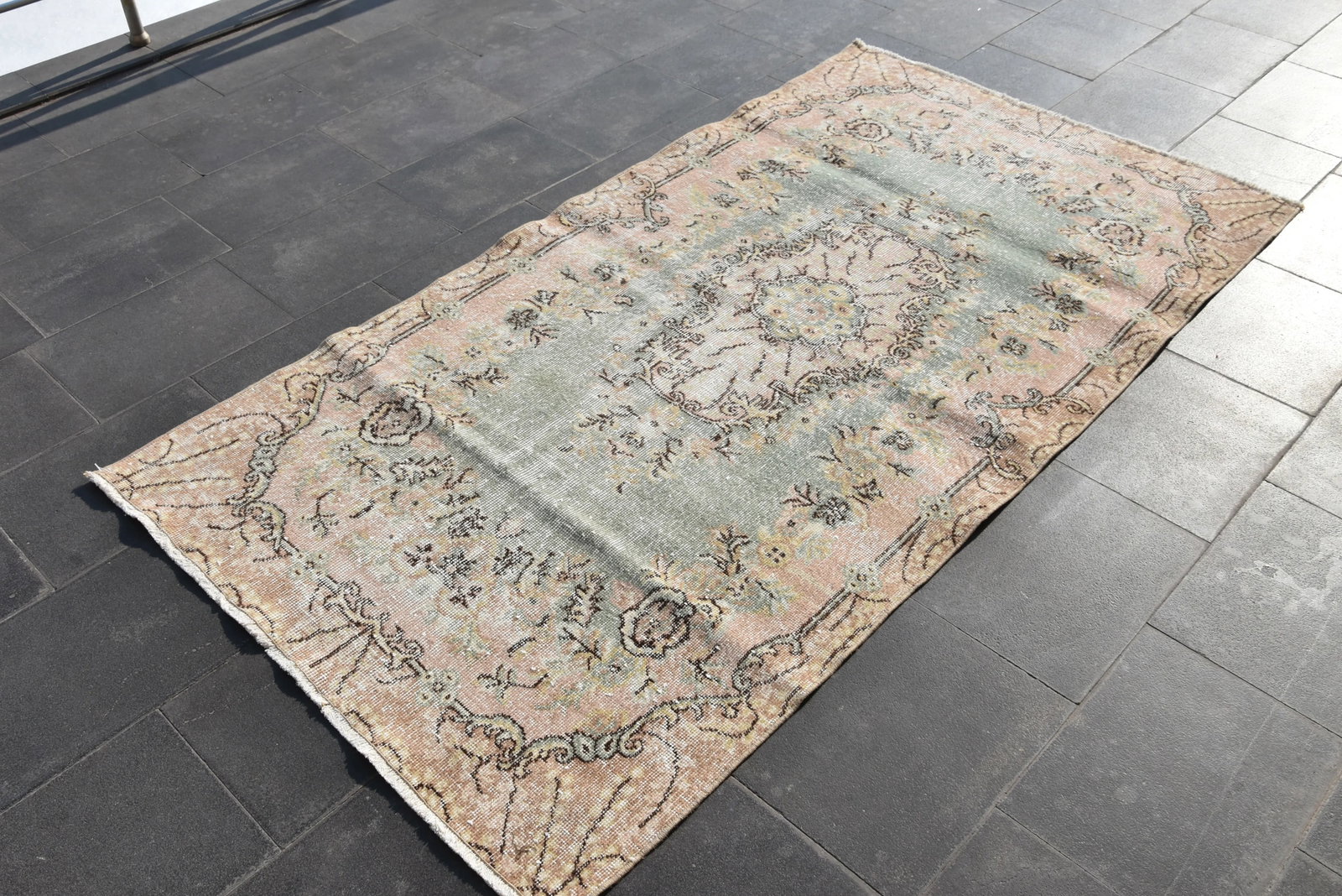 1960s Turkish Vintage Mint Handmade Floral Desing Wool Area Rug - 4