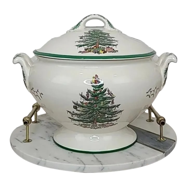 1990s Spode Christmas Tree Ceramic Soup Tureen: Loved for its nostalgia and warm recollections of Christmases past, Spode's Christmas Tree is one of the world's best known holiday designs since its introduction in 1938. This 4.25 quart covered
