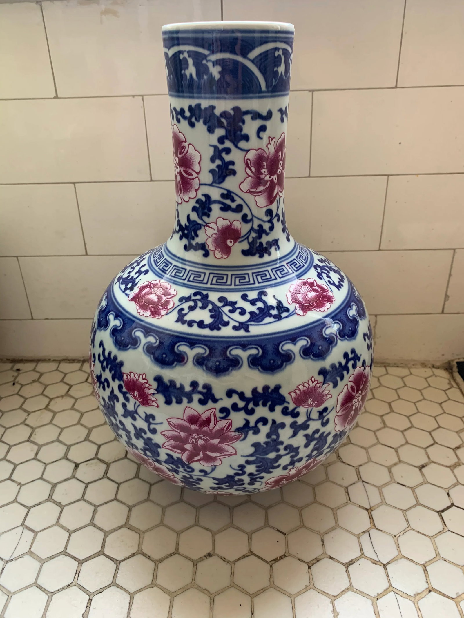 Chinese Blue & White Traditional Porcelain Chinos Vase Pink Flowers - 2