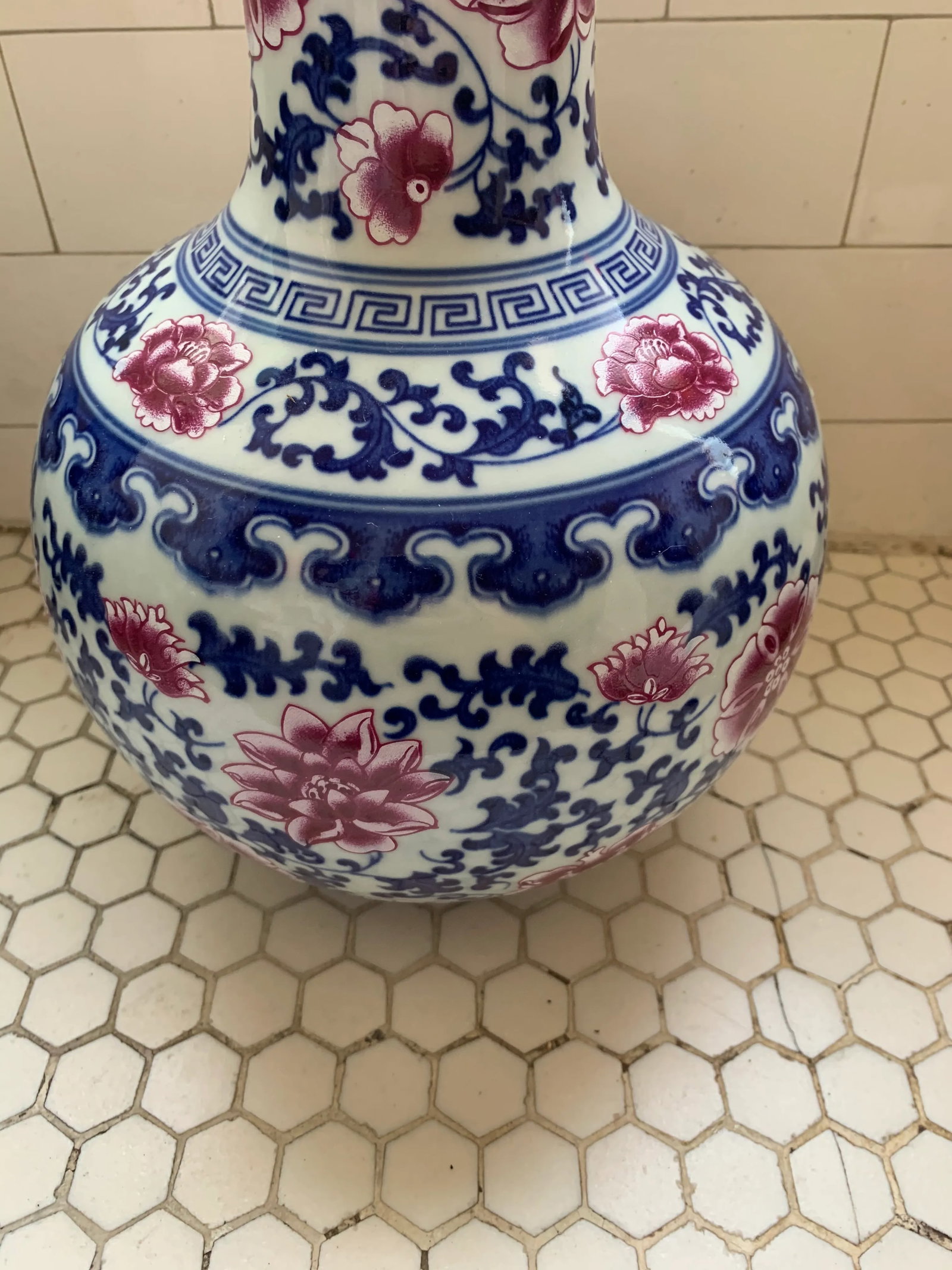Chinese Blue & White Traditional Porcelain Chinos Vase Pink Flowers - 3