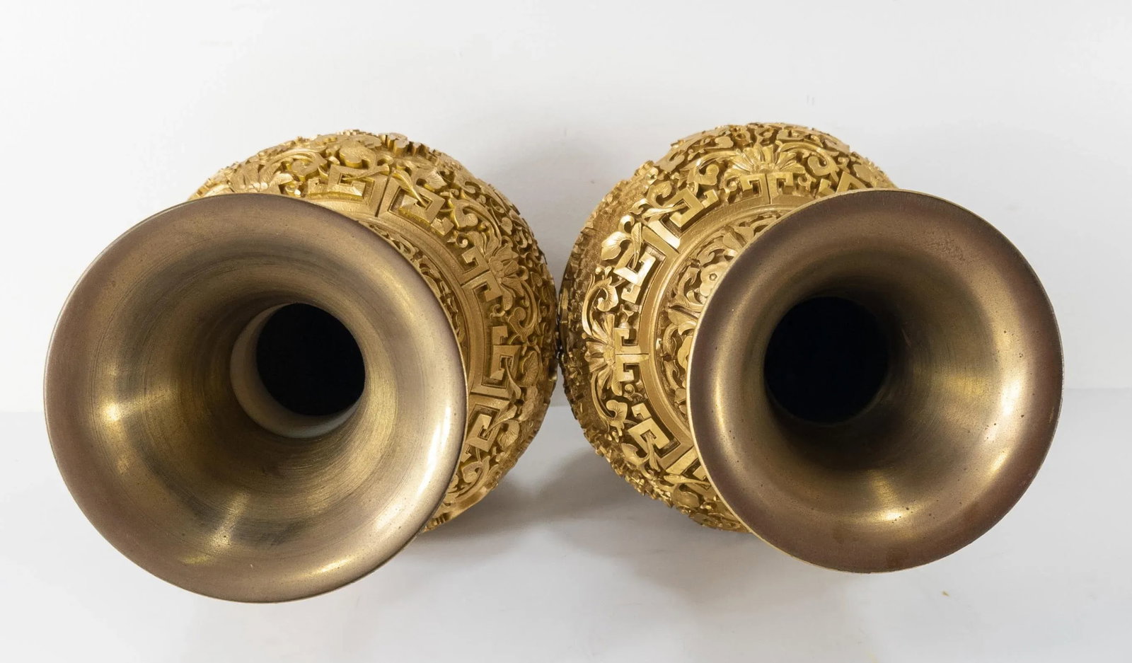 Pair Chinoiserie Hollywood Regency Gold Vases - 8