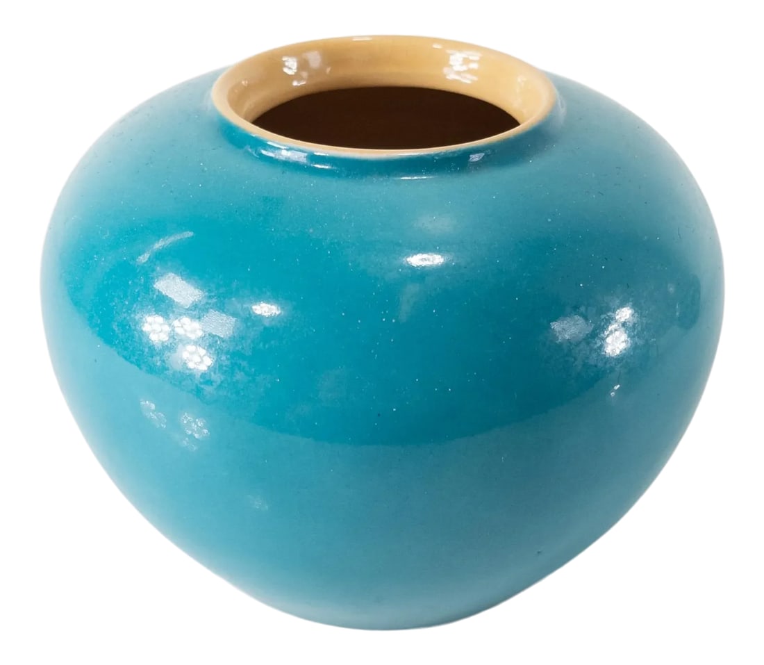 Chinese Turquoise Enamel Ginger Jar: We are selling this unusual Chinese Ginger Jar. We believe that this bright turquoise glazed pottery vase appears to be a light yixing stoneware and has a seal signature on the base. Condition: Good