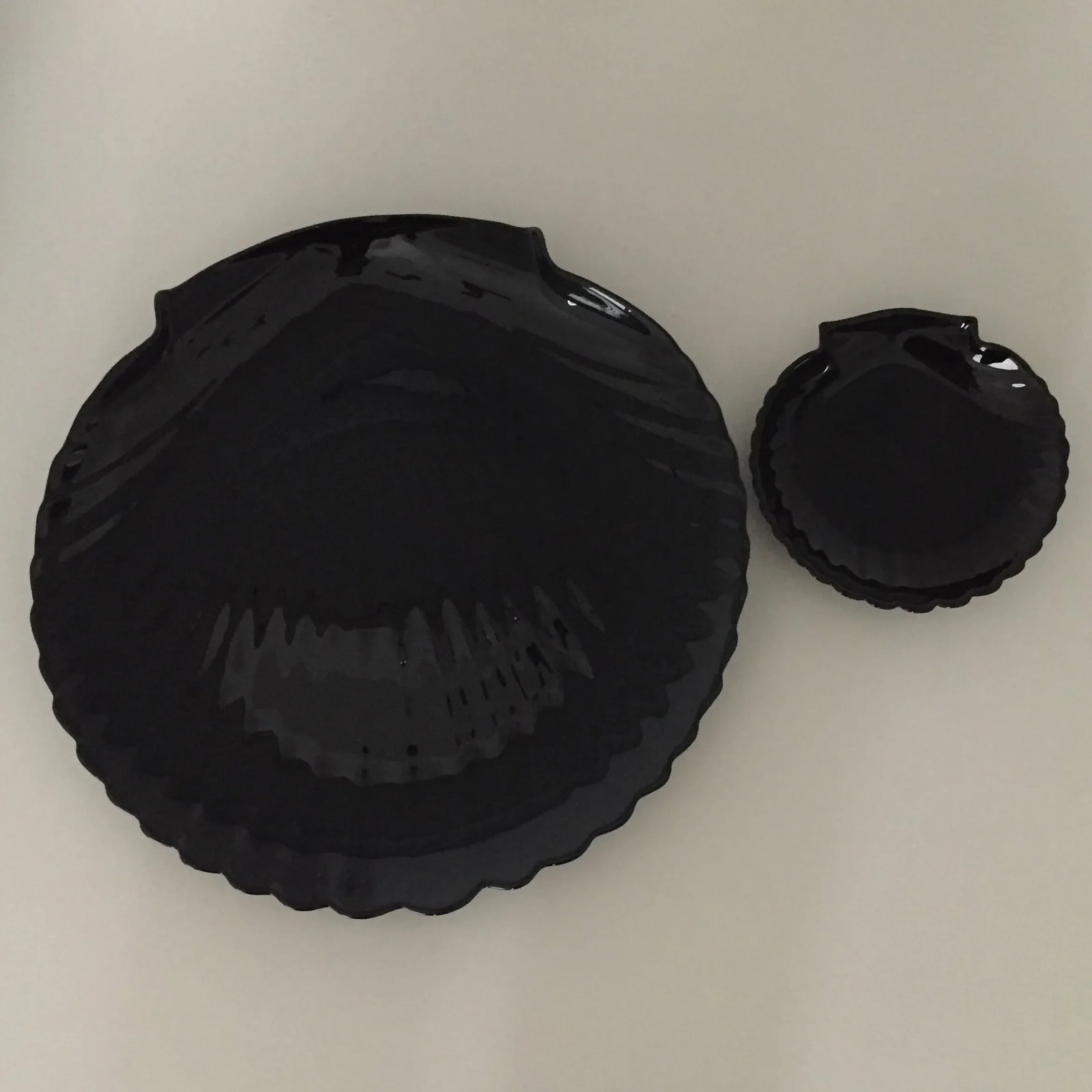 70s Arcoroc French Deco Jet Black Glass Clamshell Dinnerware Set- 24 Pieces - 13