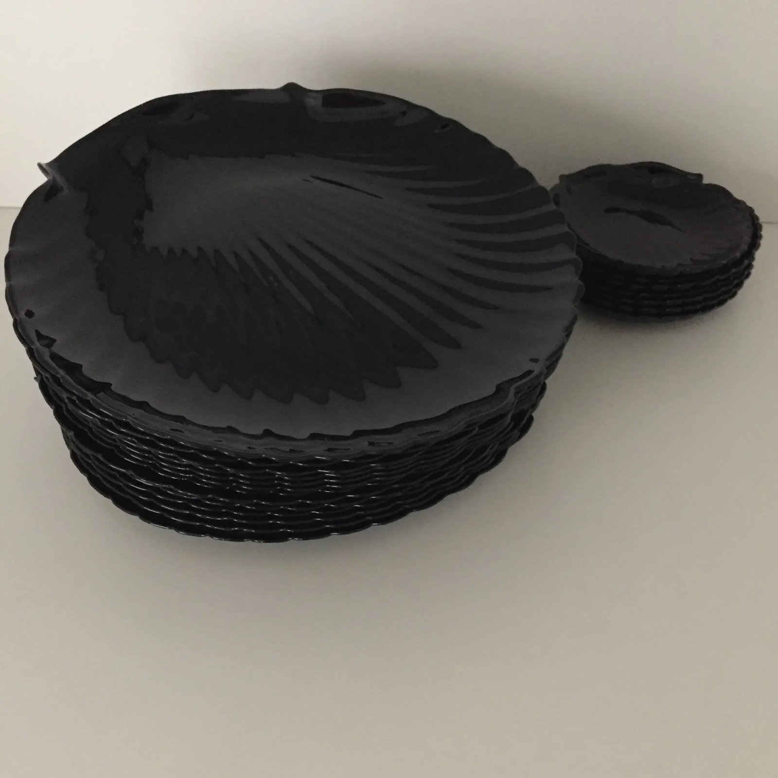 70s Arcoroc French Deco Jet Black Glass Clamshell Dinnerware Set- 24 Pieces - 2