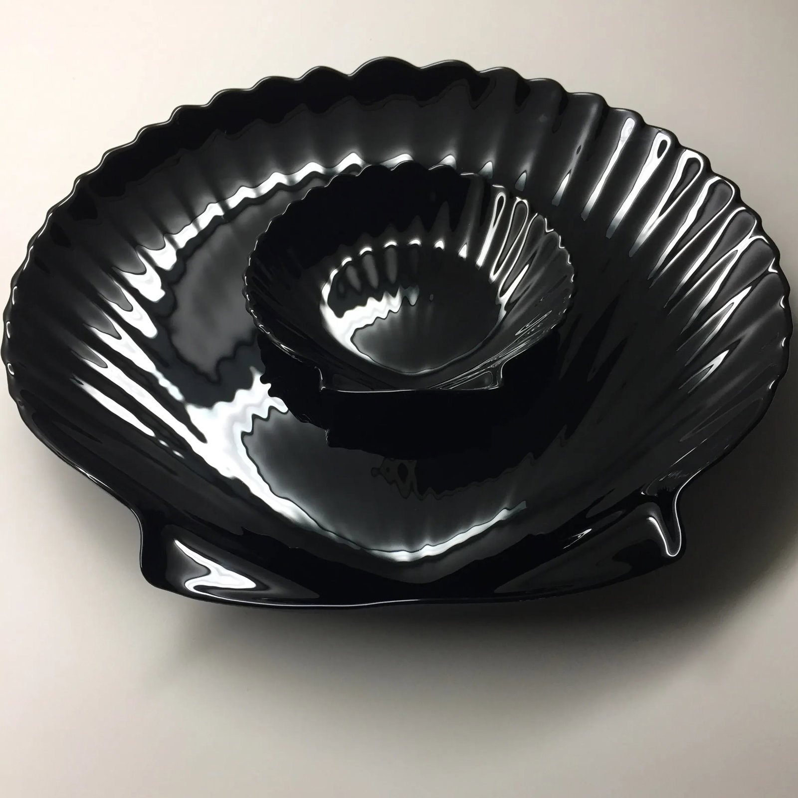 70s Arcoroc French Deco Jet Black Glass Clamshell Dinnerware Set- 24 Pieces - 4