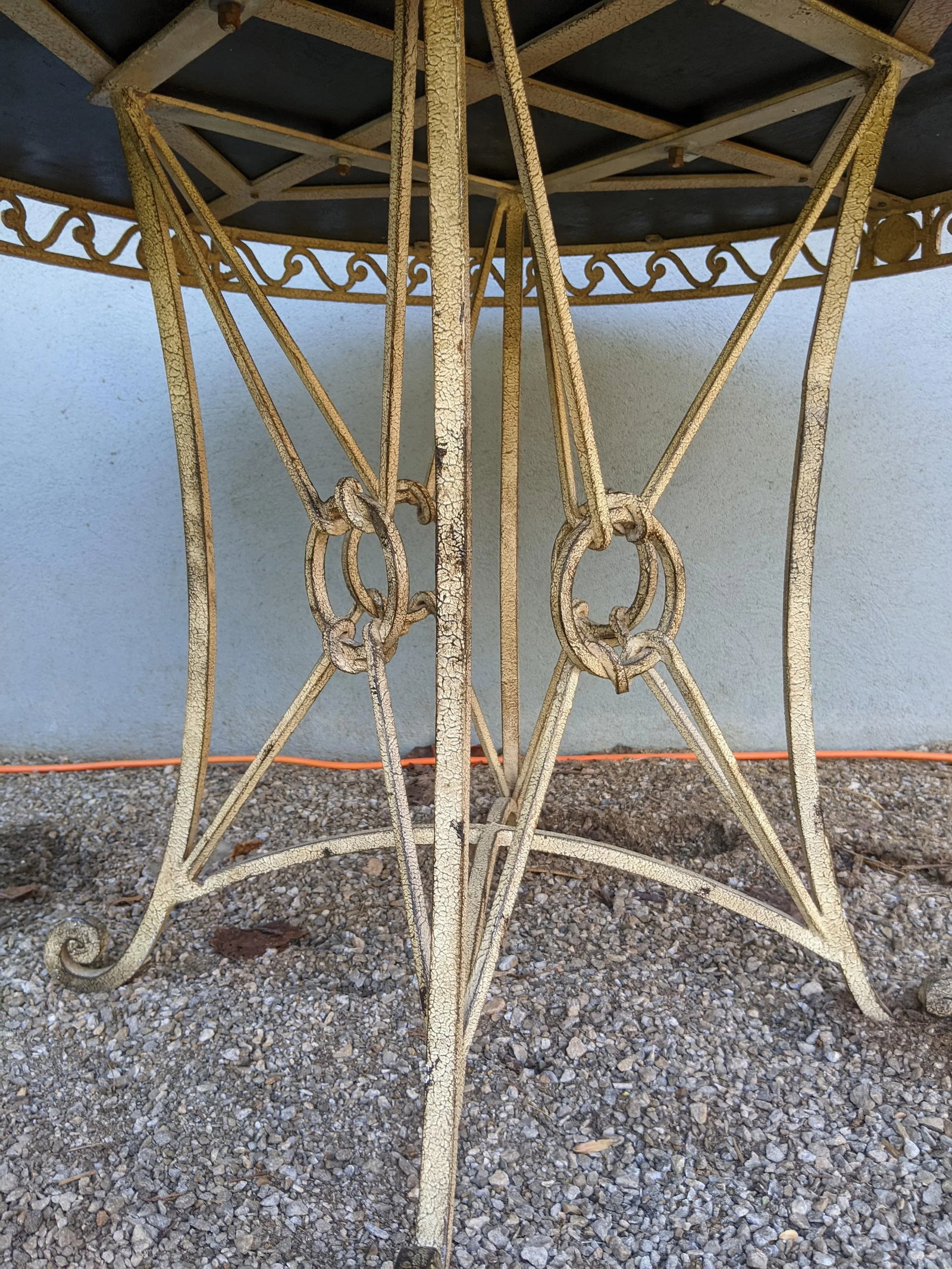 1990s Thomasville 44" Wrought Iron Table W/Tessellated Fossiliferous Limestone Top - 5