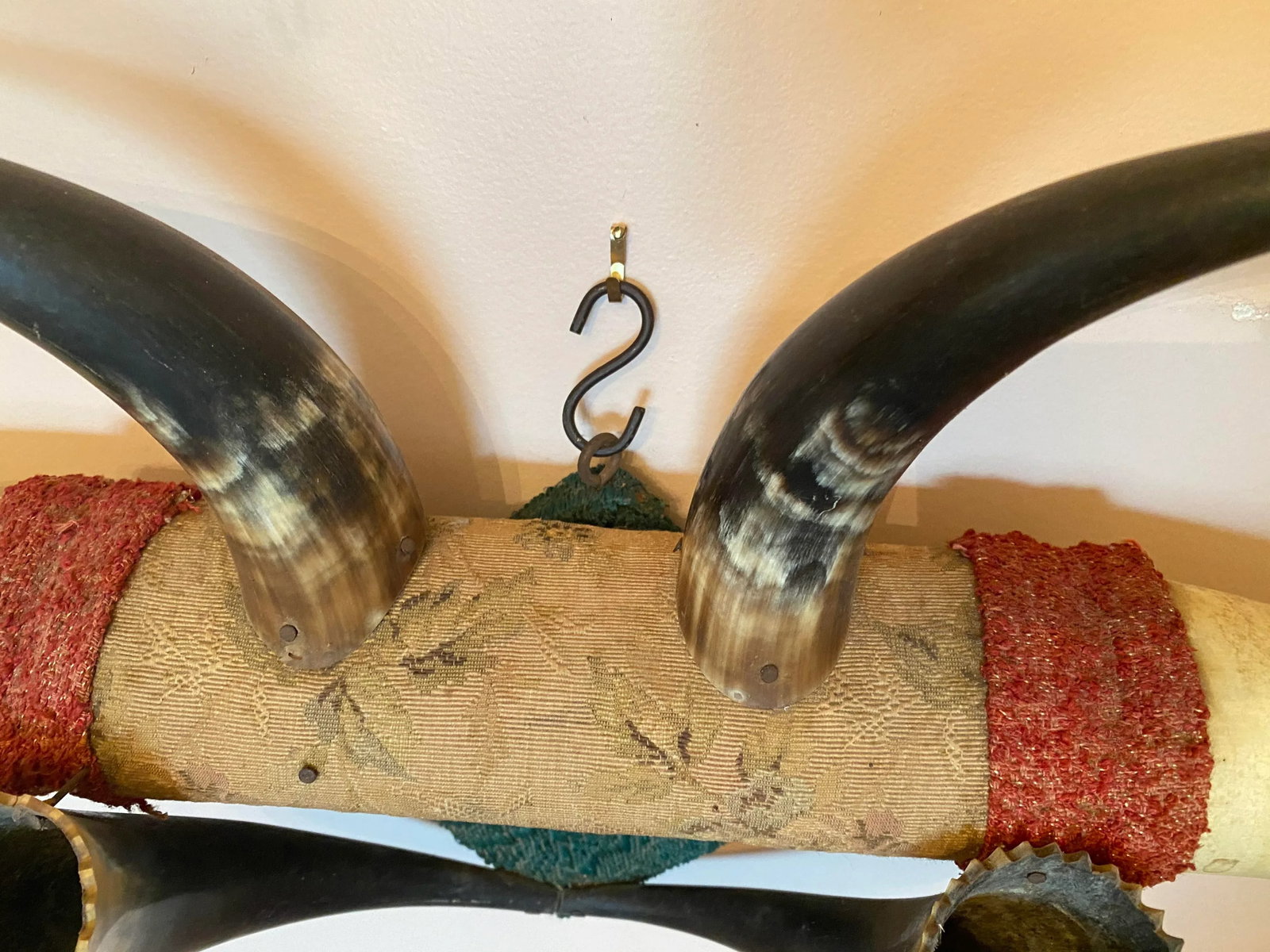 C. 1900 Cowboy Western 6 Steer Horn Wall Mount Coat Hat Rack With Candle Sconces - 10