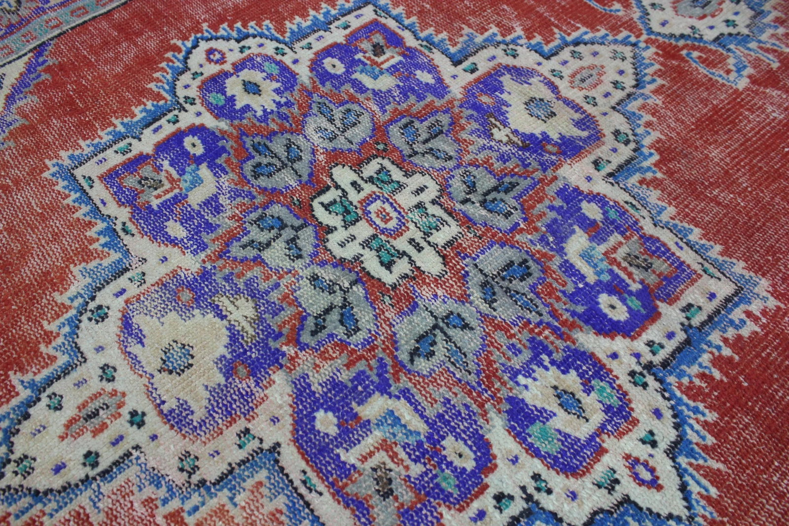 1980s Victorian Purple Medallion Rug - 8