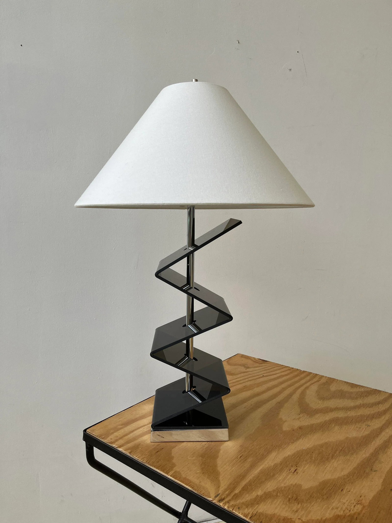 Vintage Smoke Gray Zig-Zag Plexi / Acrylic Table Lamp, Circa 1970s - 3