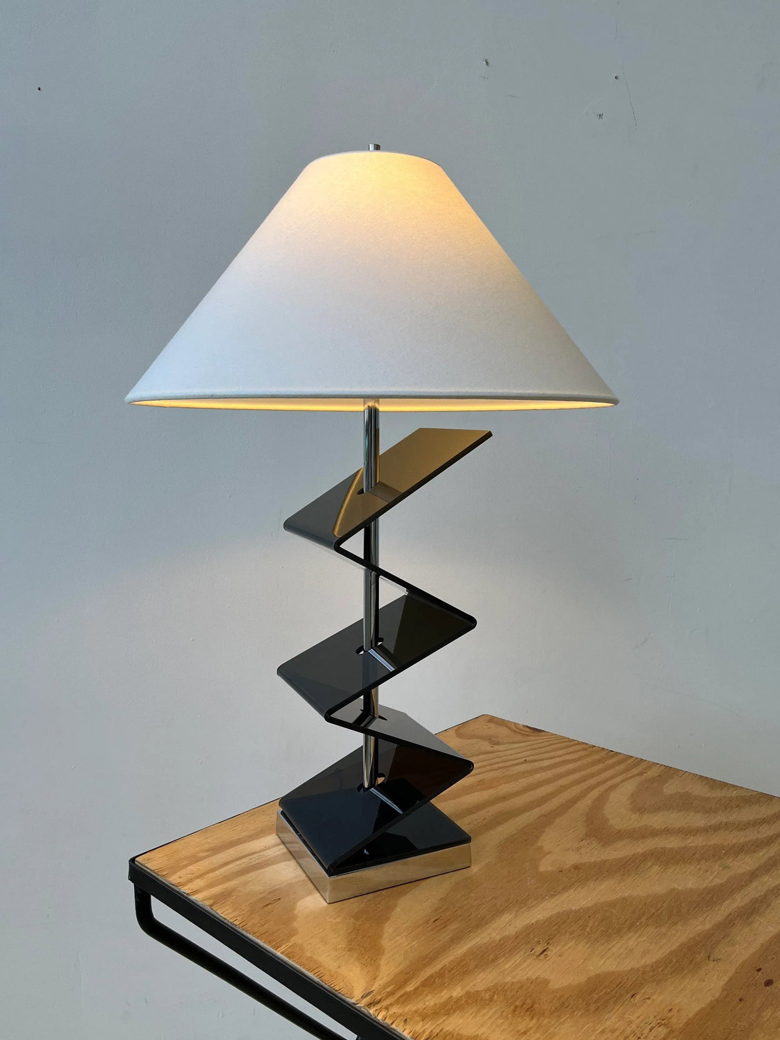 Vintage Smoke Gray Zig-Zag Plexi / Acrylic Table Lamp, Circa 1970s - 4
