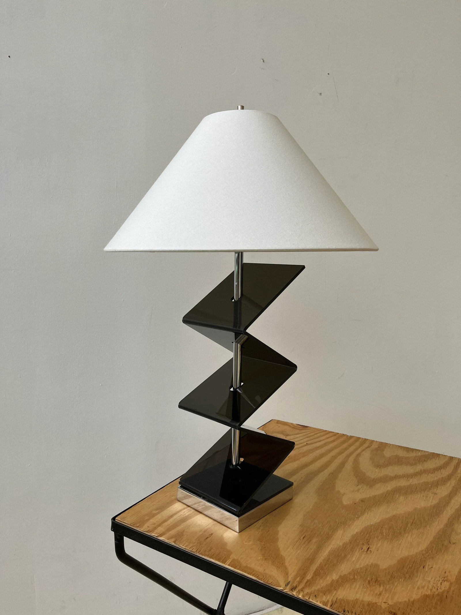 Vintage Smoke Gray Zig-Zag Plexi / Acrylic Table Lamp, Circa 1970s - 5