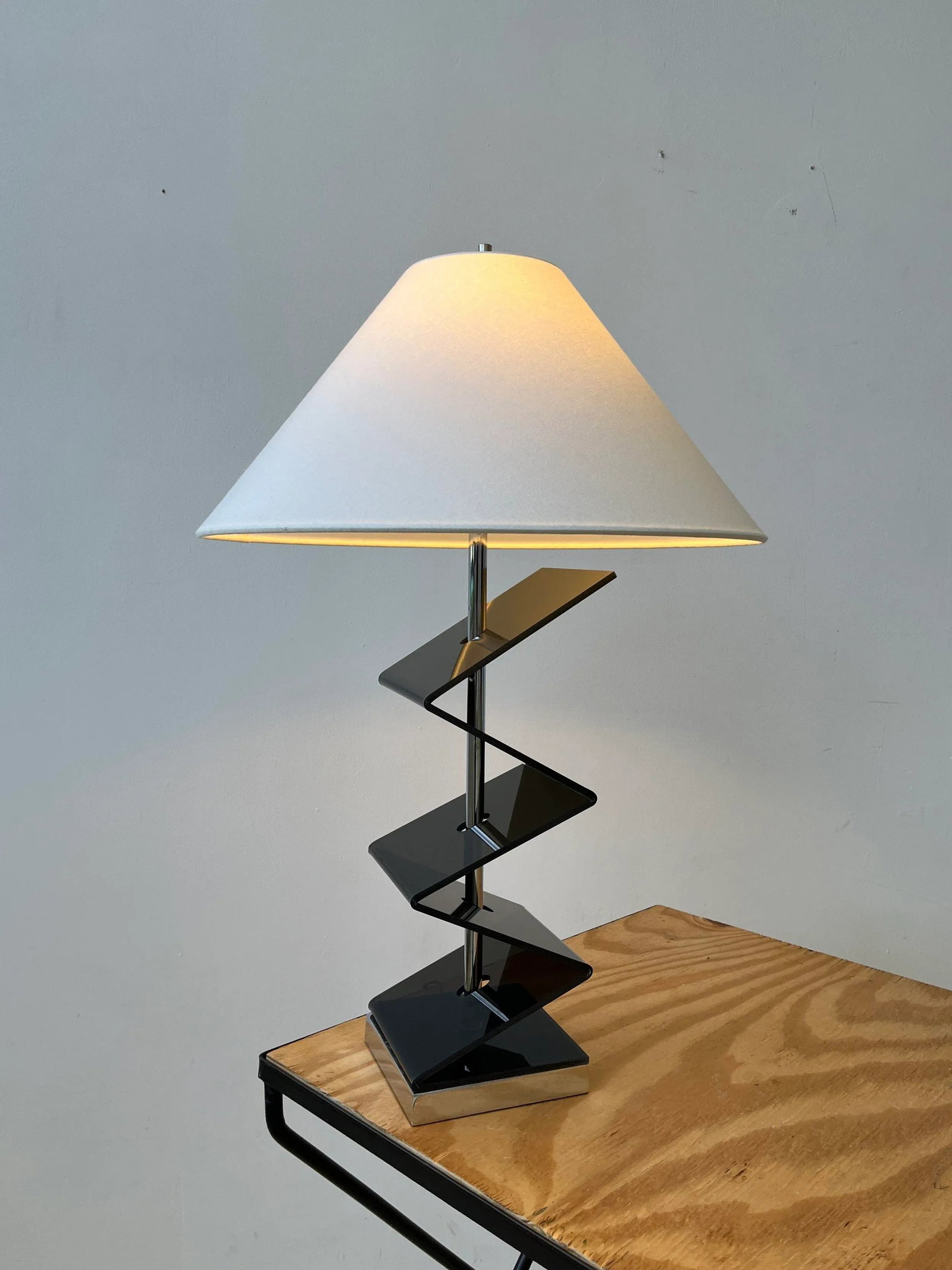 Vintage Smoke Gray Zig-Zag Plexi / Acrylic Table Lamp, Circa 1970s - 9