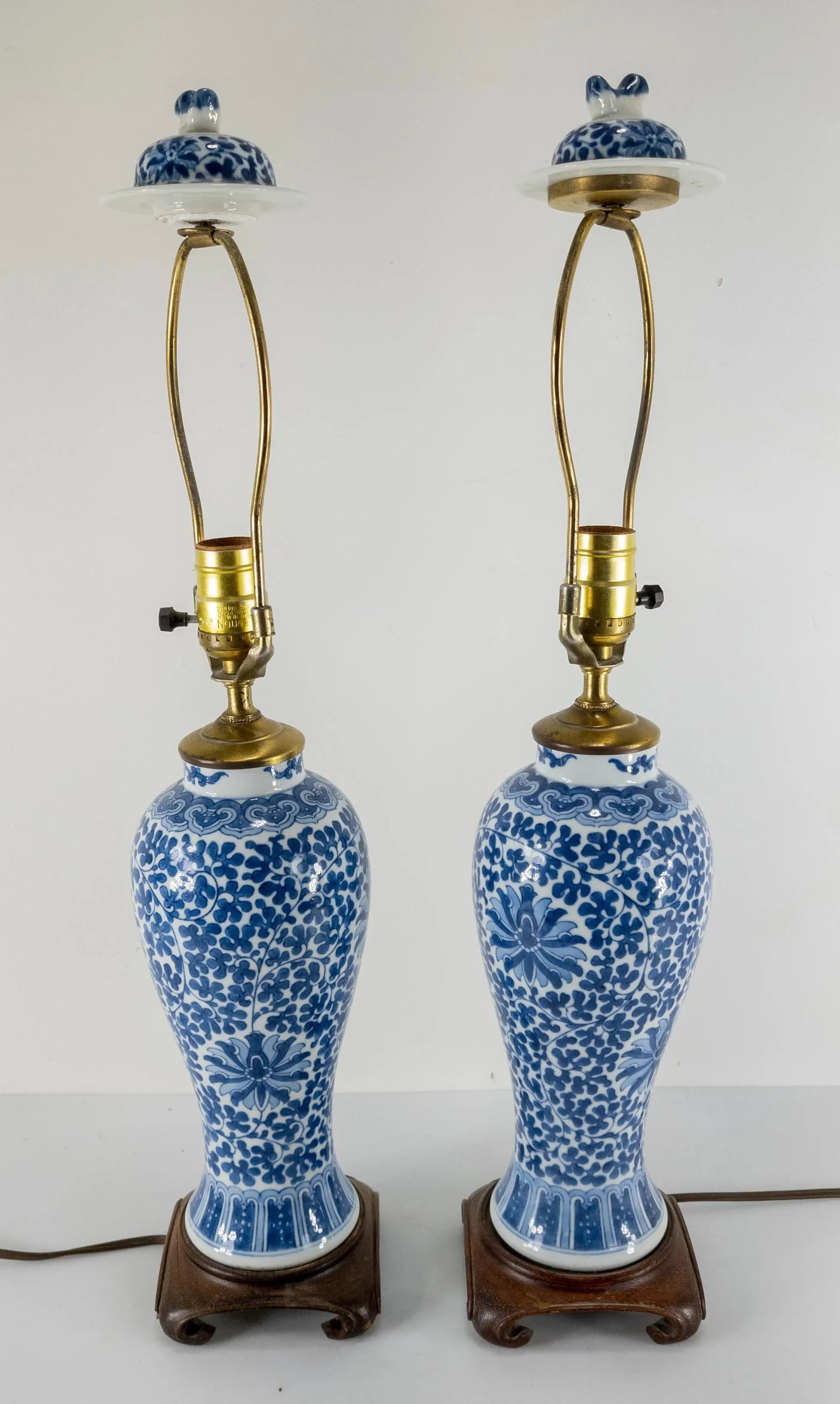 Chinese Chinoiserie Pair of Blue and White Table Lamps - 3