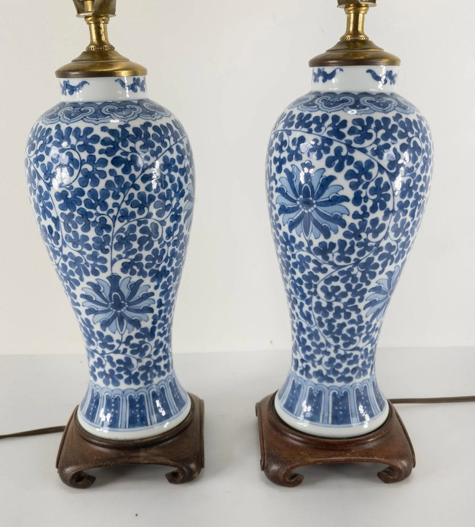 Chinese Chinoiserie Pair of Blue and White Table Lamps - 4