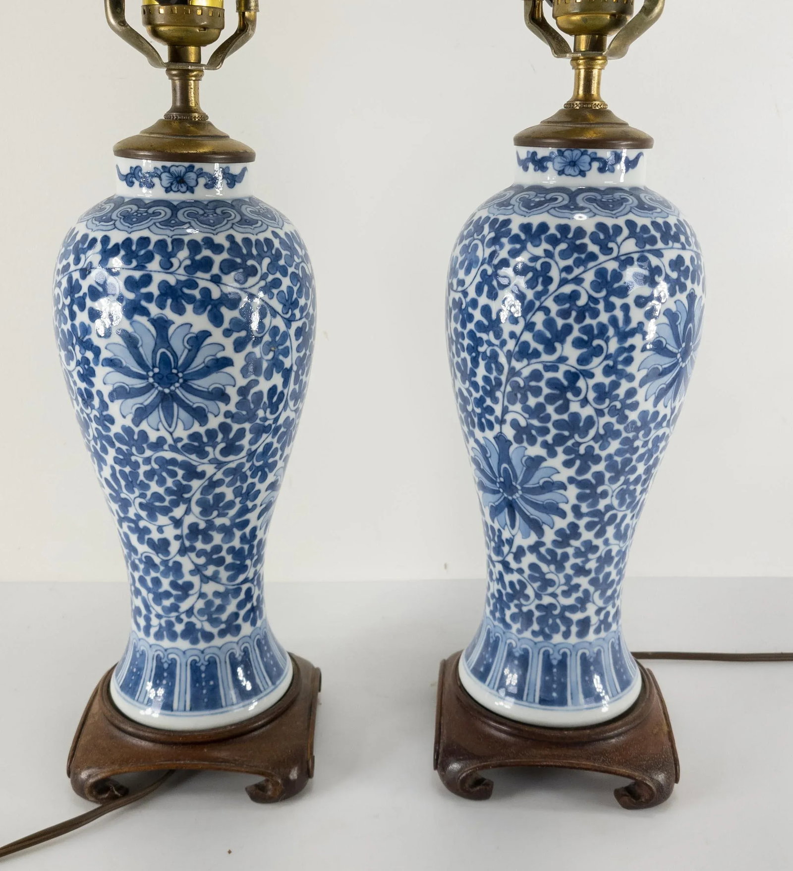 Chinese Chinoiserie Pair of Blue and White Table Lamps - 5