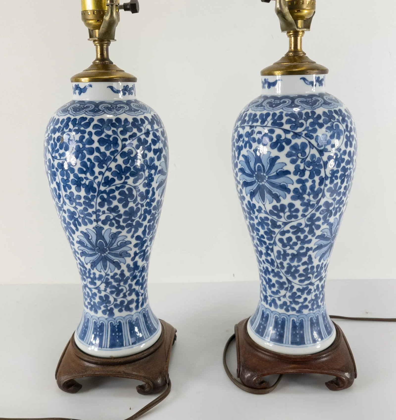 Chinese Chinoiserie Pair of Blue and White Table Lamps - 6