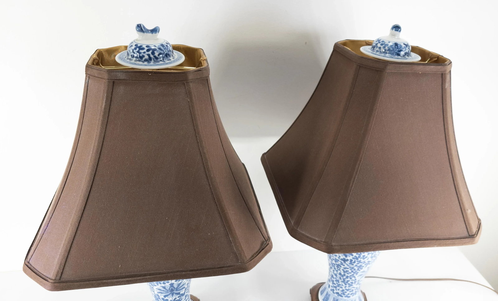 Chinese Chinoiserie Pair of Blue and White Table Lamps - 8