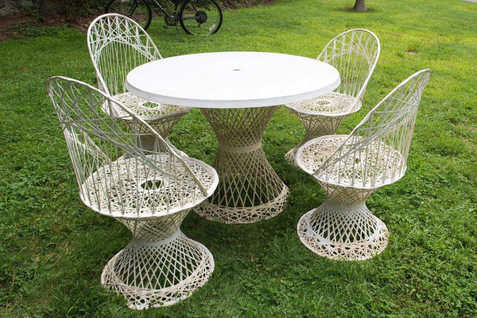 1960s Russell Woodard Four Chairs & Round Table of Spun Fiberglass - Set of 5 - 11