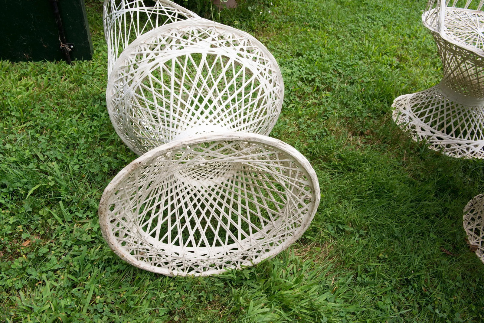 1960s Russell Woodard Four Chairs & Round Table of Spun Fiberglass - Set of 5 - 12