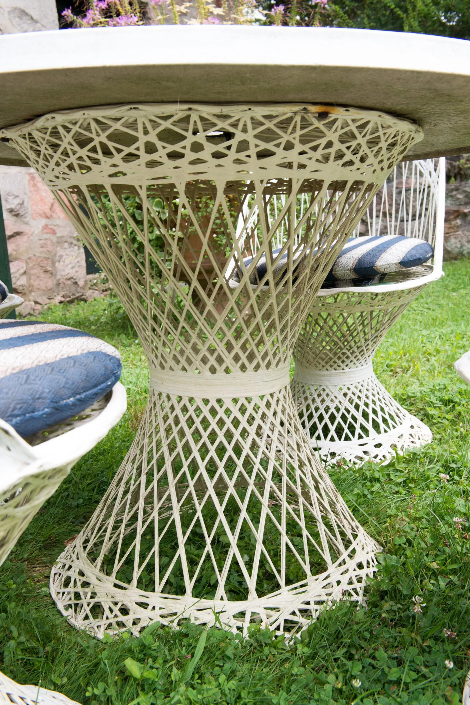 1960s Russell Woodard Four Chairs & Round Table of Spun Fiberglass - Set of 5 - 2