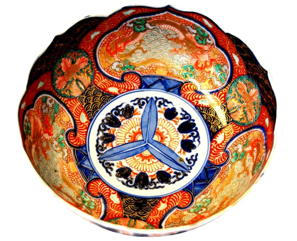 Porcelain Bowl Japanese Imari: A late Meiji period Japanese Imari porcelain bowl with scalloped edges, interior decoration with Dragon vignettes and exterior floral decoration painted in underglaze cobalt blues and overglaze iron