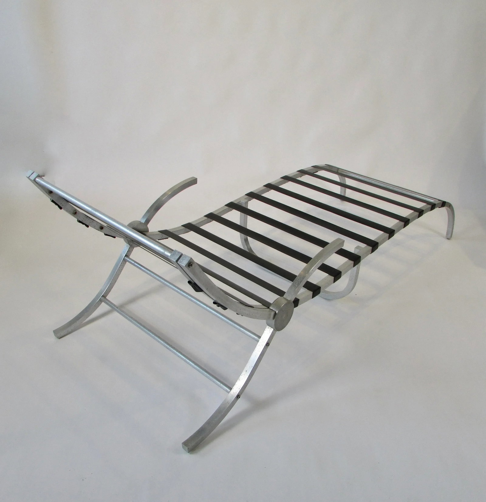 1960s Aluminum Framed Webbed Chaise Lounge - 3