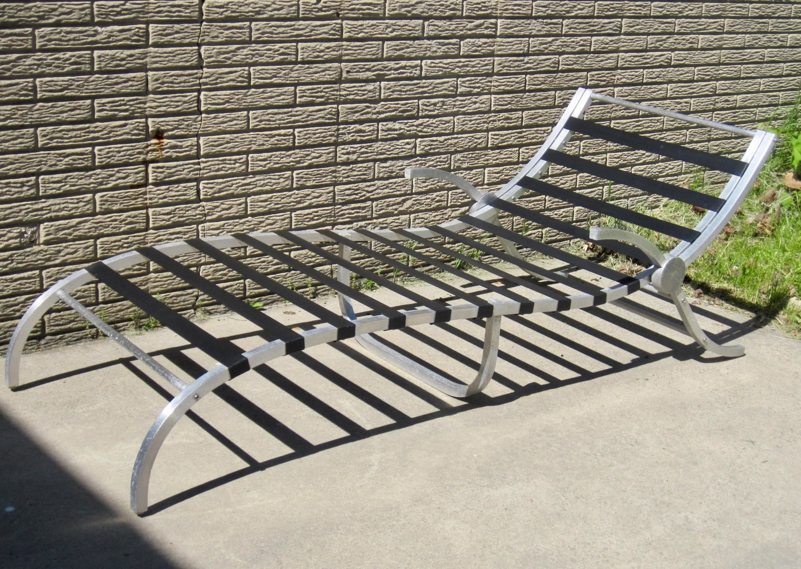 1960s Aluminum Framed Webbed Chaise Lounge - 9