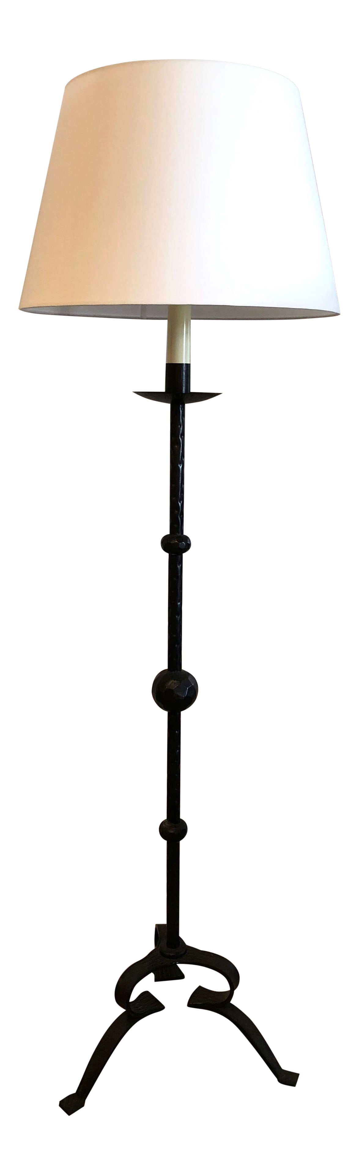 1980s Hammered Forged Iron Floor Lamp With Lamp Shade: Hammered forged iron floor lamp. A substantial iron traditional floor lamp that will fit with ease in a contemporary setting. Includes a beautiful contemporary linen lampshade. Condition: Alterations: