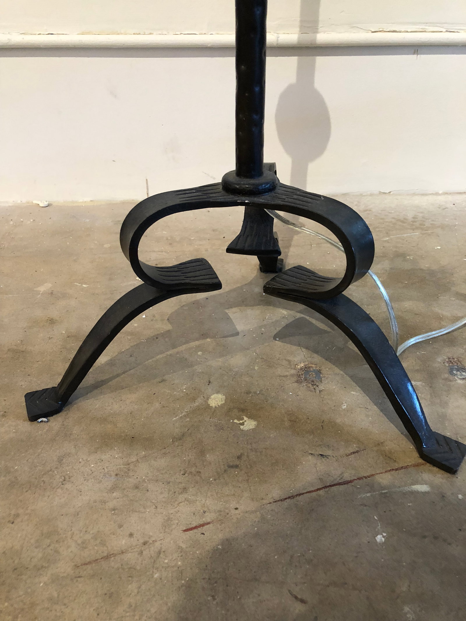 1980s Hammered Forged Iron Floor Lamp With Lamp Shade - 4