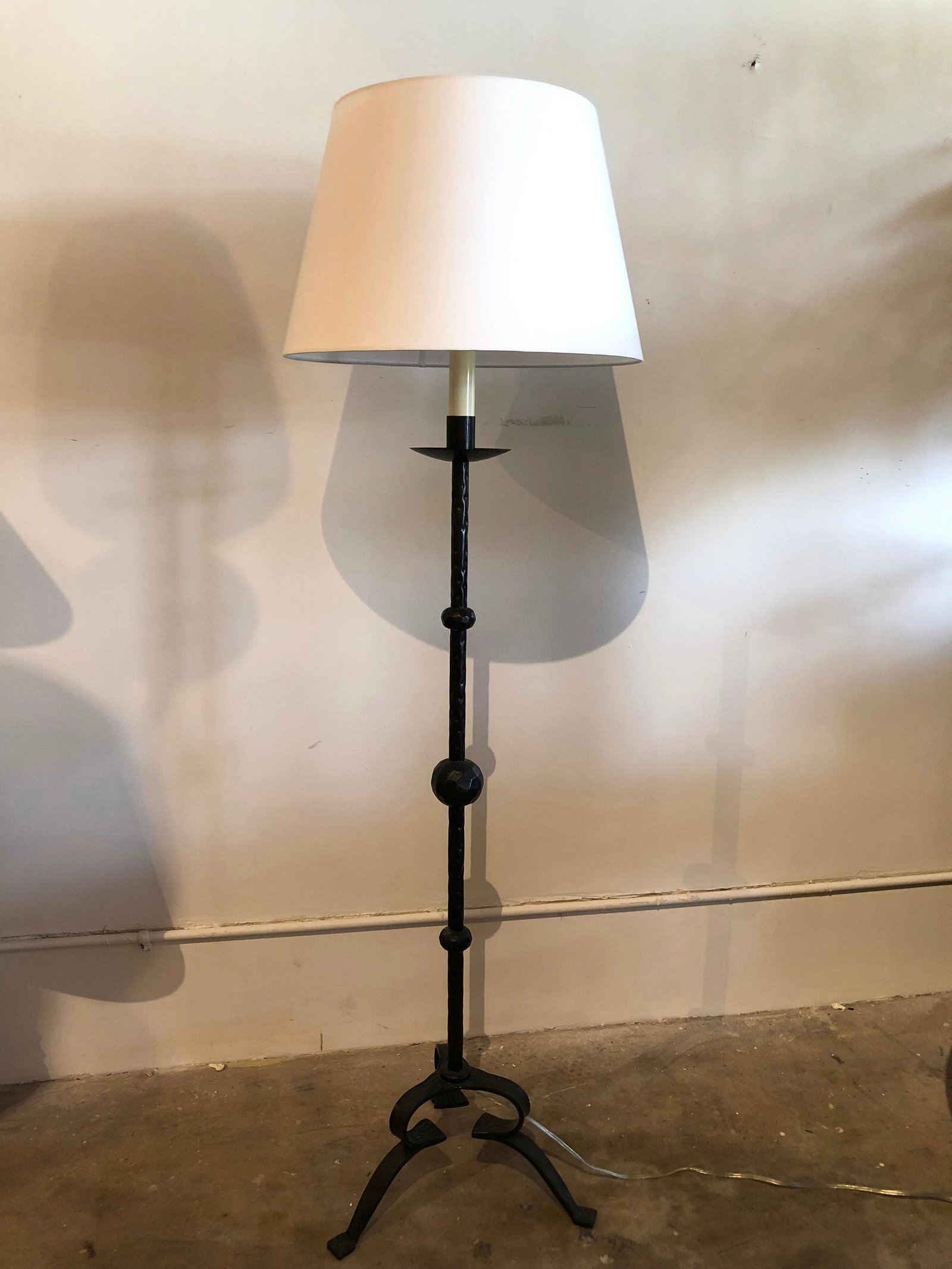 1980s Hammered Forged Iron Floor Lamp With Lamp Shade - 5