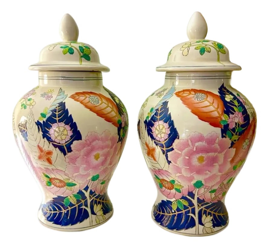 20th Century Vintage Tobacco Leaf Lidded Temple / Ginger Jars: Pair of Large Vintage Tobacco Leaf Ginger Jars - Excellent Condition A stunning matched pair of vintage porcelain ginger jars, each adorned in the iconic Tobacco Leaf pattern. The beautiful colored le